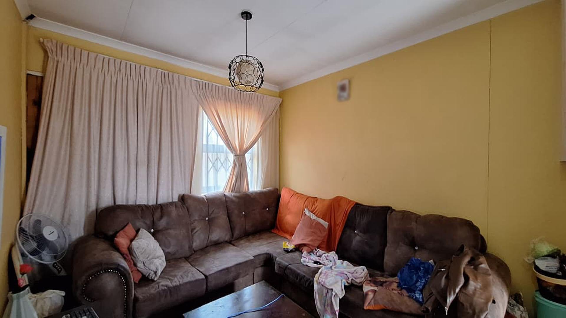 Lounges - 14 square meters of property in Savanna City