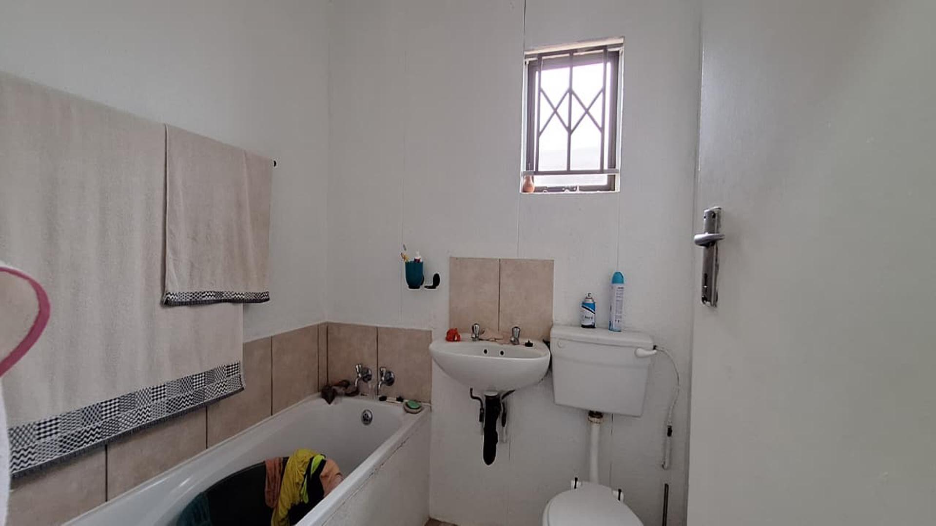 Bathroom 1 - 4 square meters of property in Savanna City