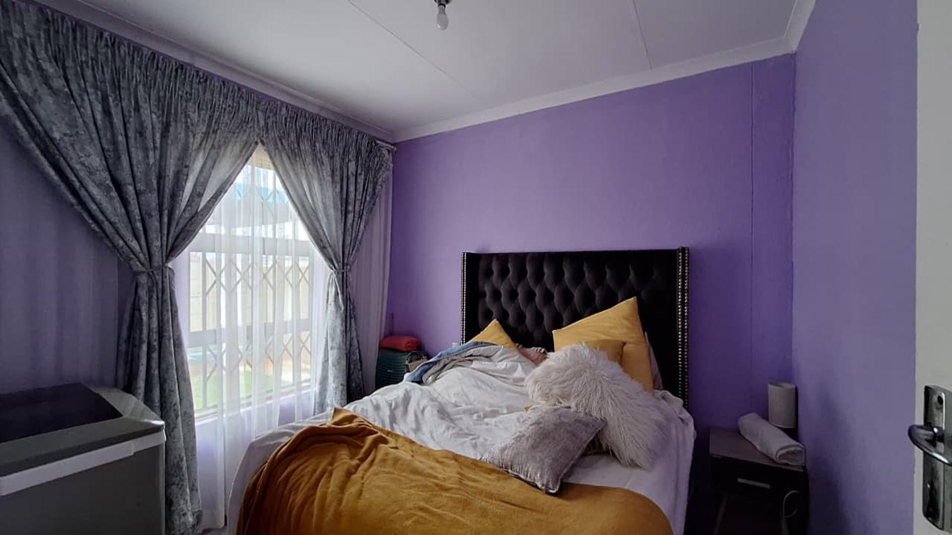 Bed Room 1 - 11 square meters of property in Savanna City