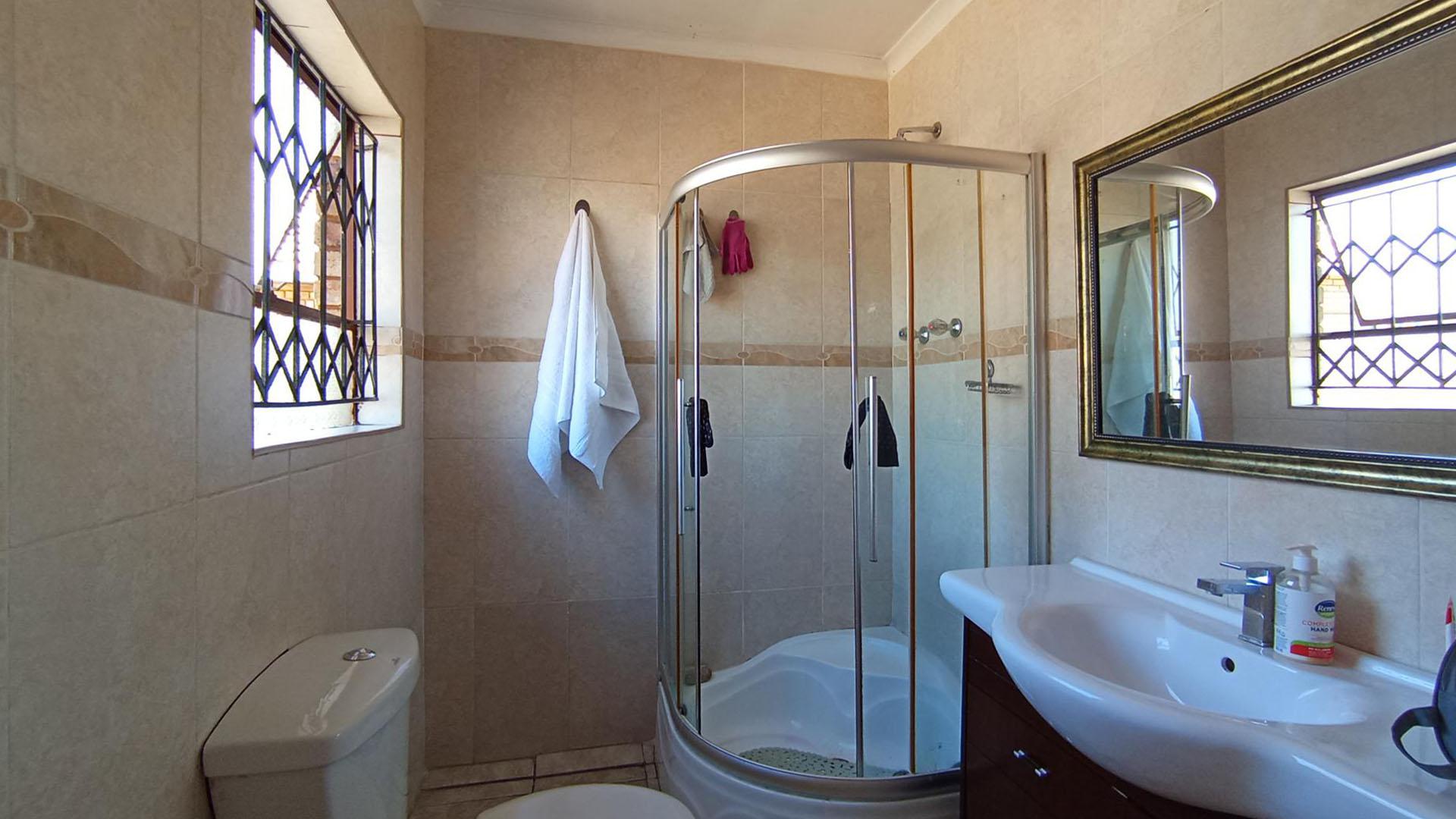 Main Bathroom - 5 square meters of property in Mayville