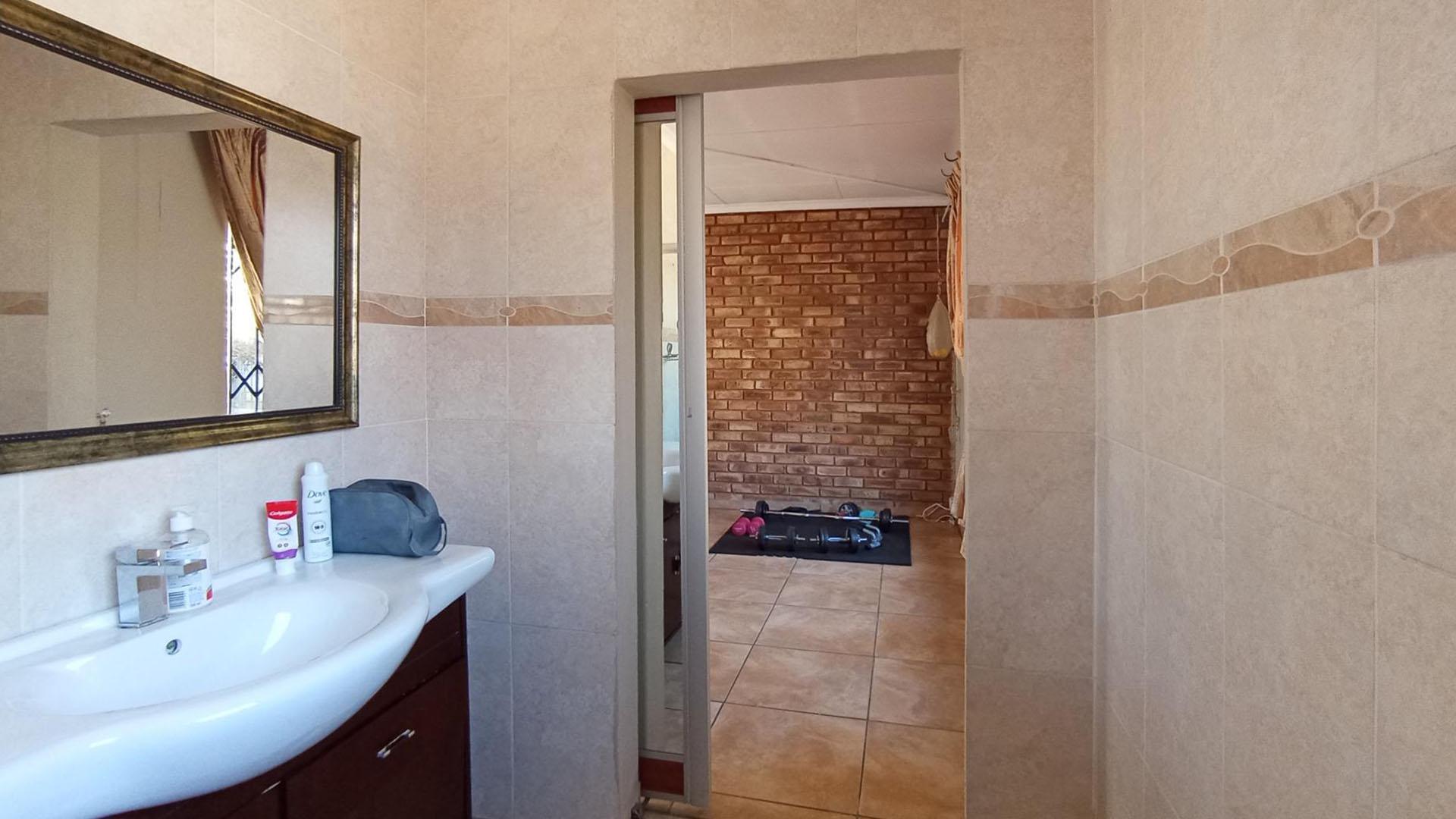 Main Bathroom - 5 square meters of property in Mayville
