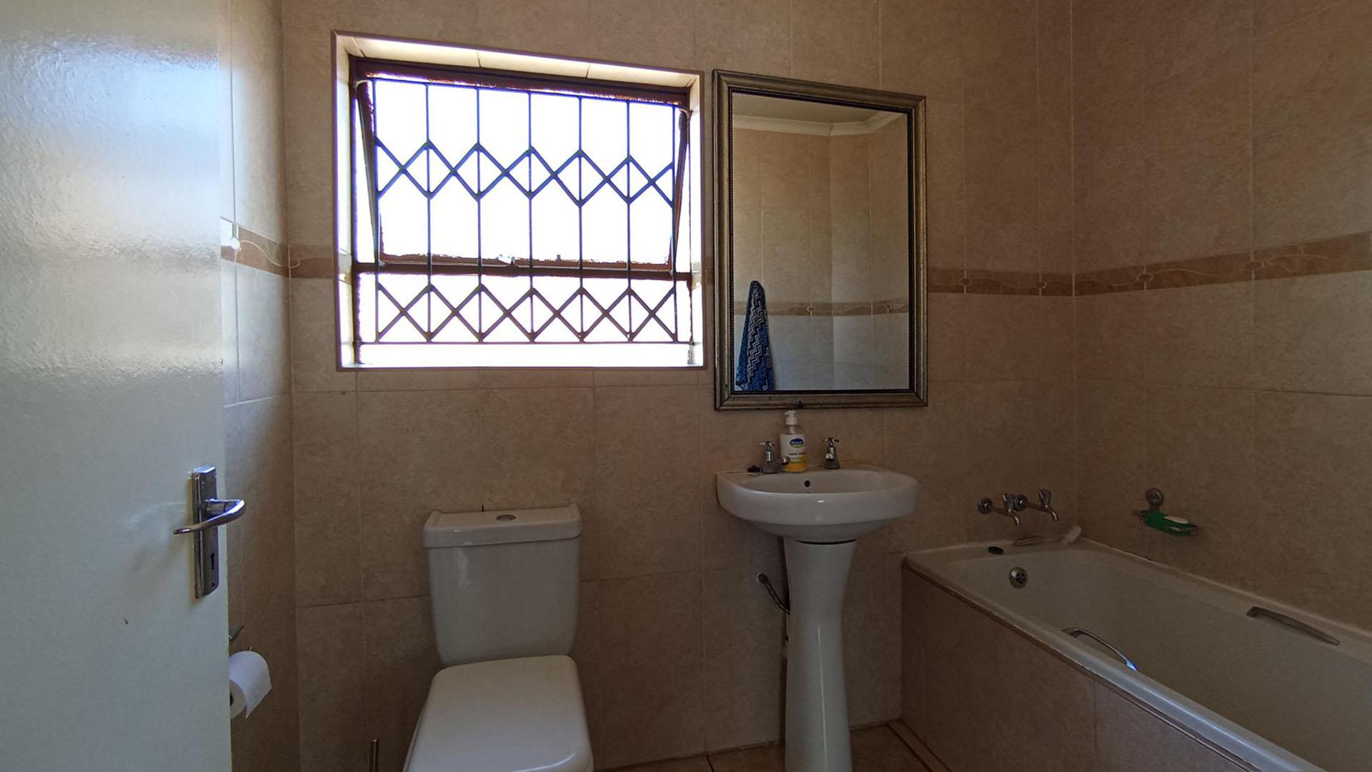 Bathroom 1 - 4 square meters of property in Mayville