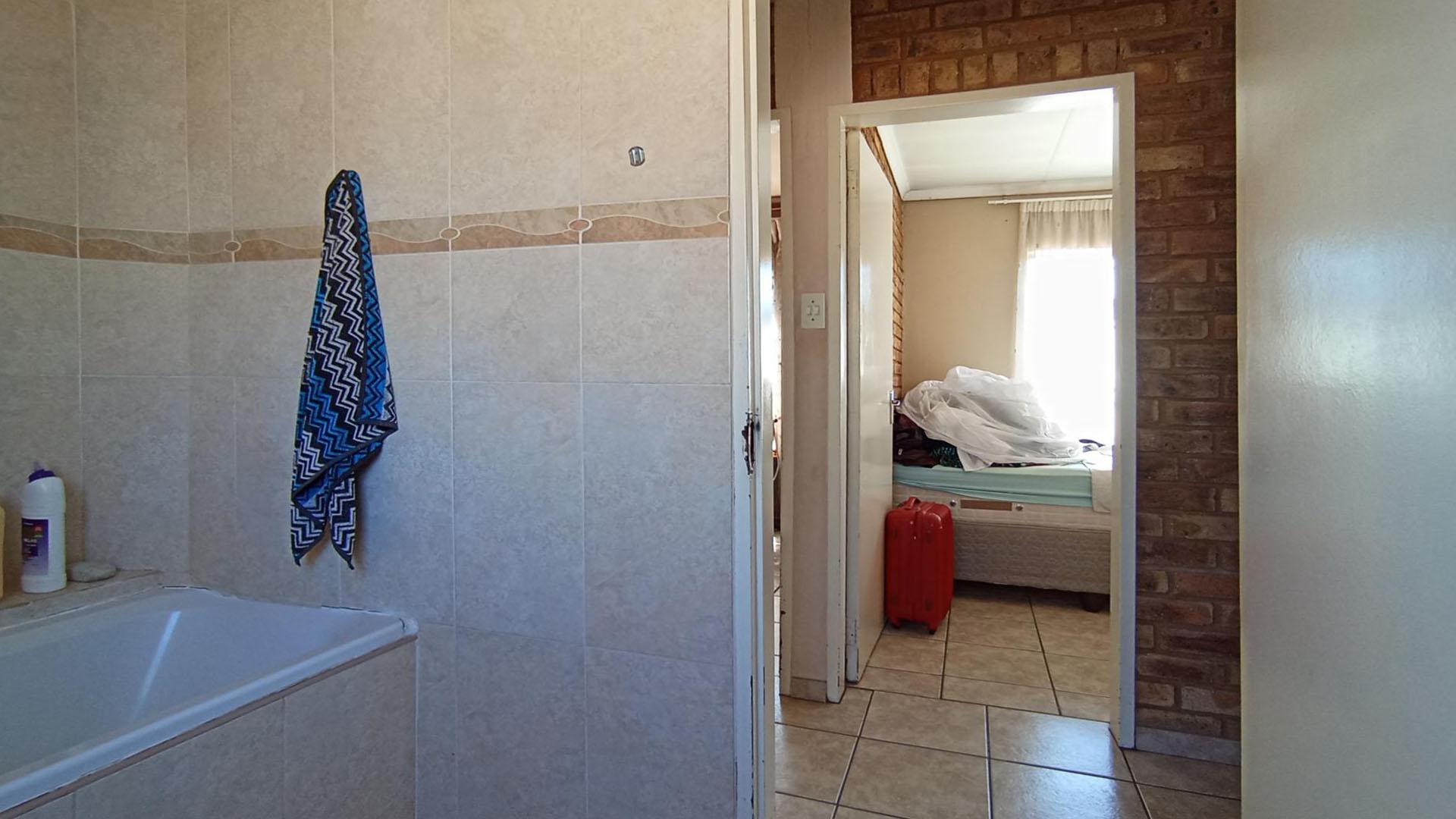 Bathroom 1 - 4 square meters of property in Mayville