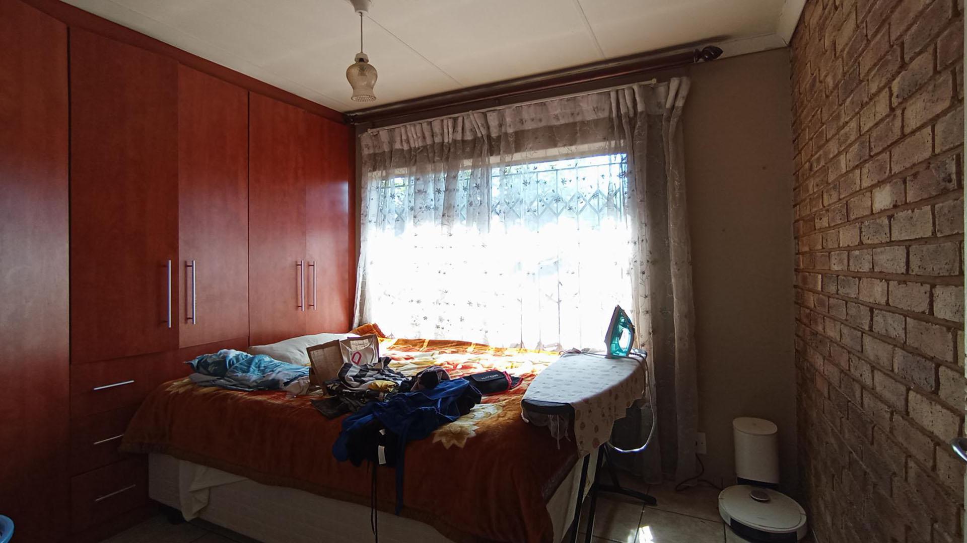 Bed Room 1 - 11 square meters of property in Mayville