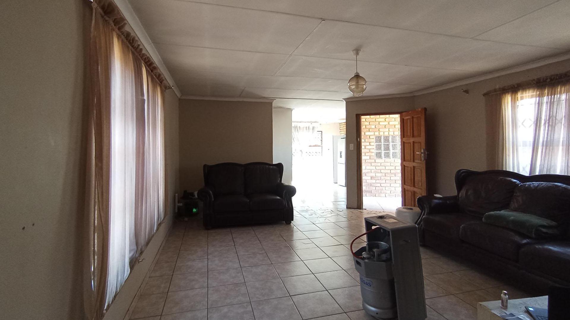 Lounges - 36 square meters of property in Mayville