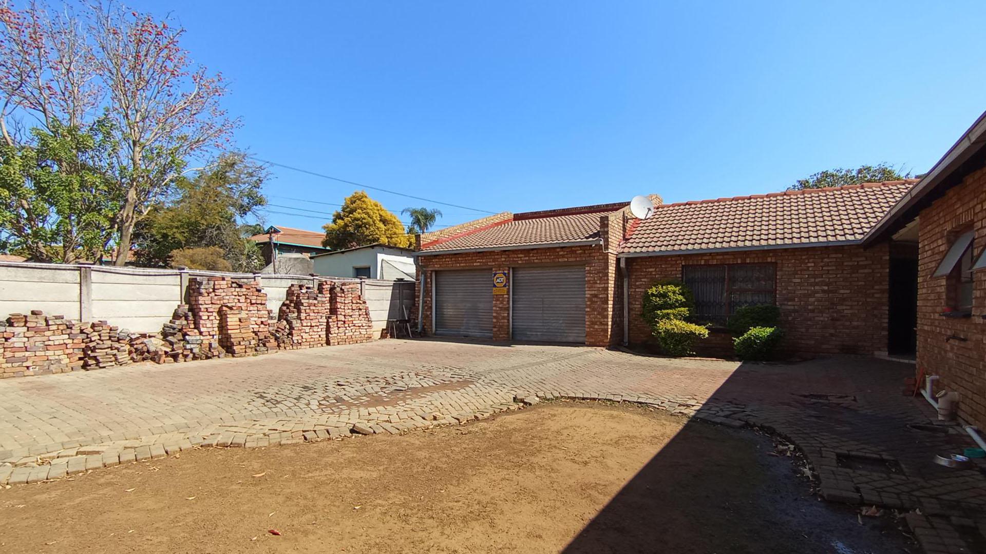 Front View of property in Mayville