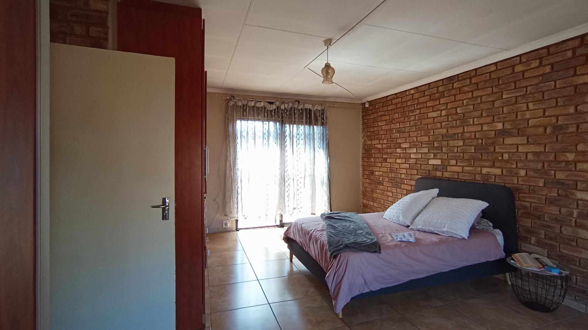 Main Bedroom - 23 square meters of property in Mayville