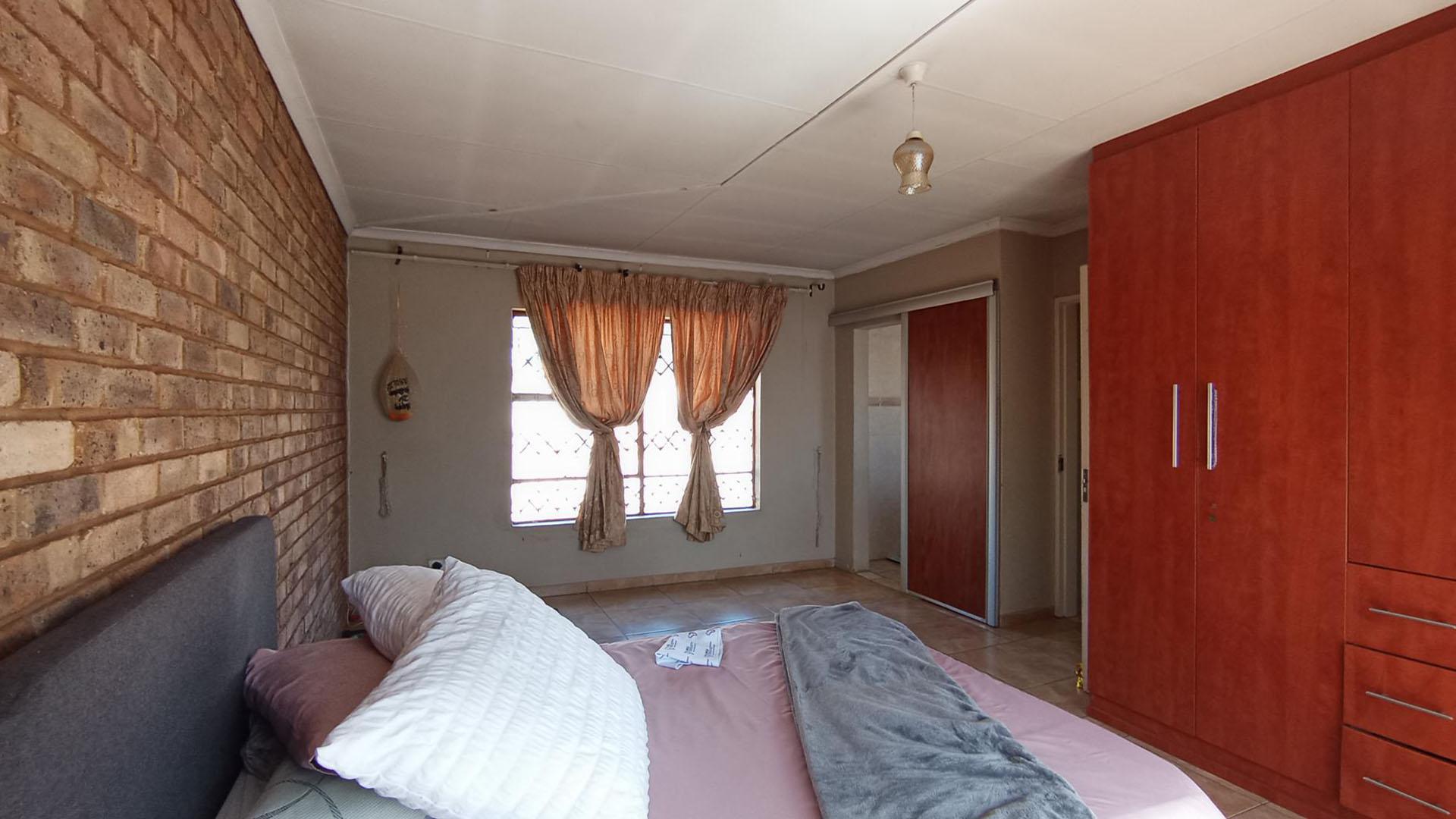 Main Bedroom - 23 square meters of property in Mayville