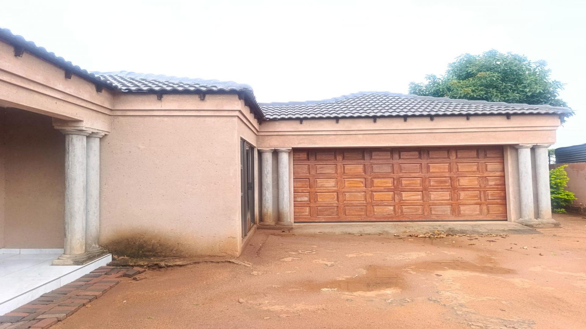 Garage of property in Soshanguve