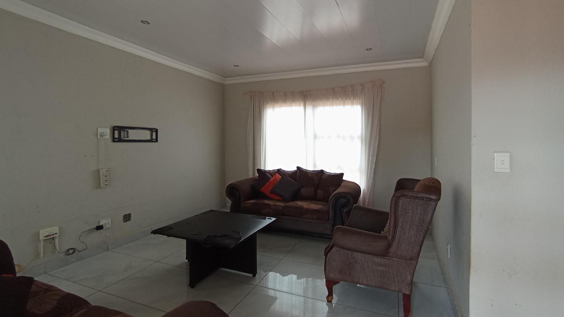 Lounges - 22 square meters of property in Soshanguve