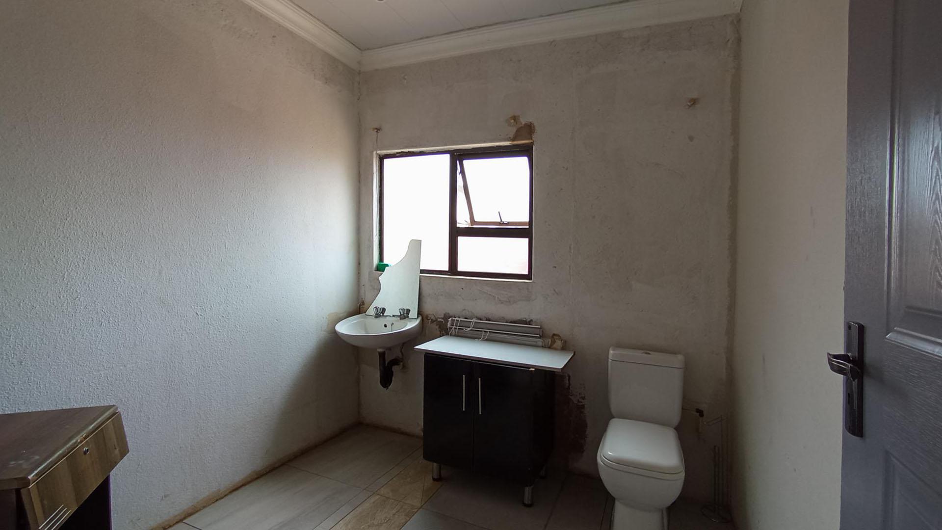 Bathroom 1 - 7 square meters of property in Soshanguve