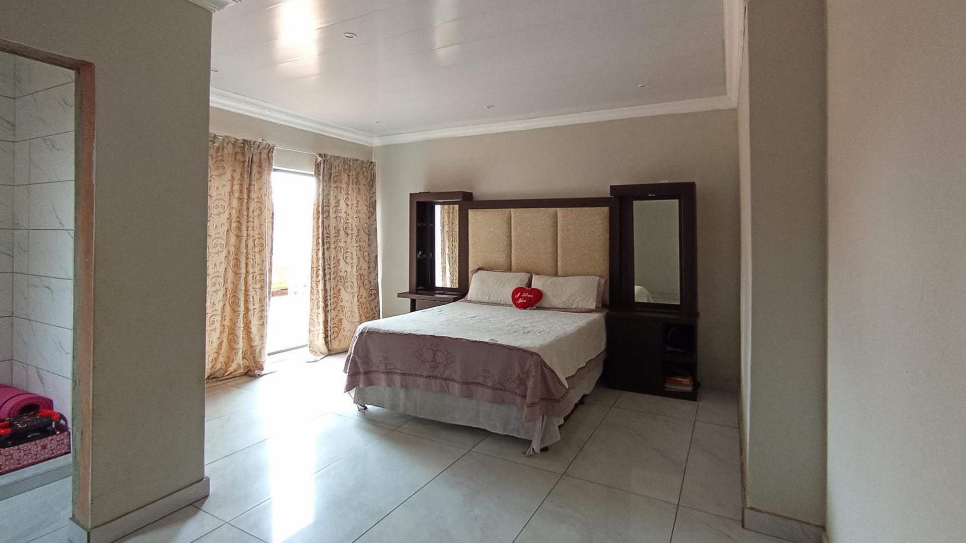 Main Bedroom - 22 square meters of property in Soshanguve