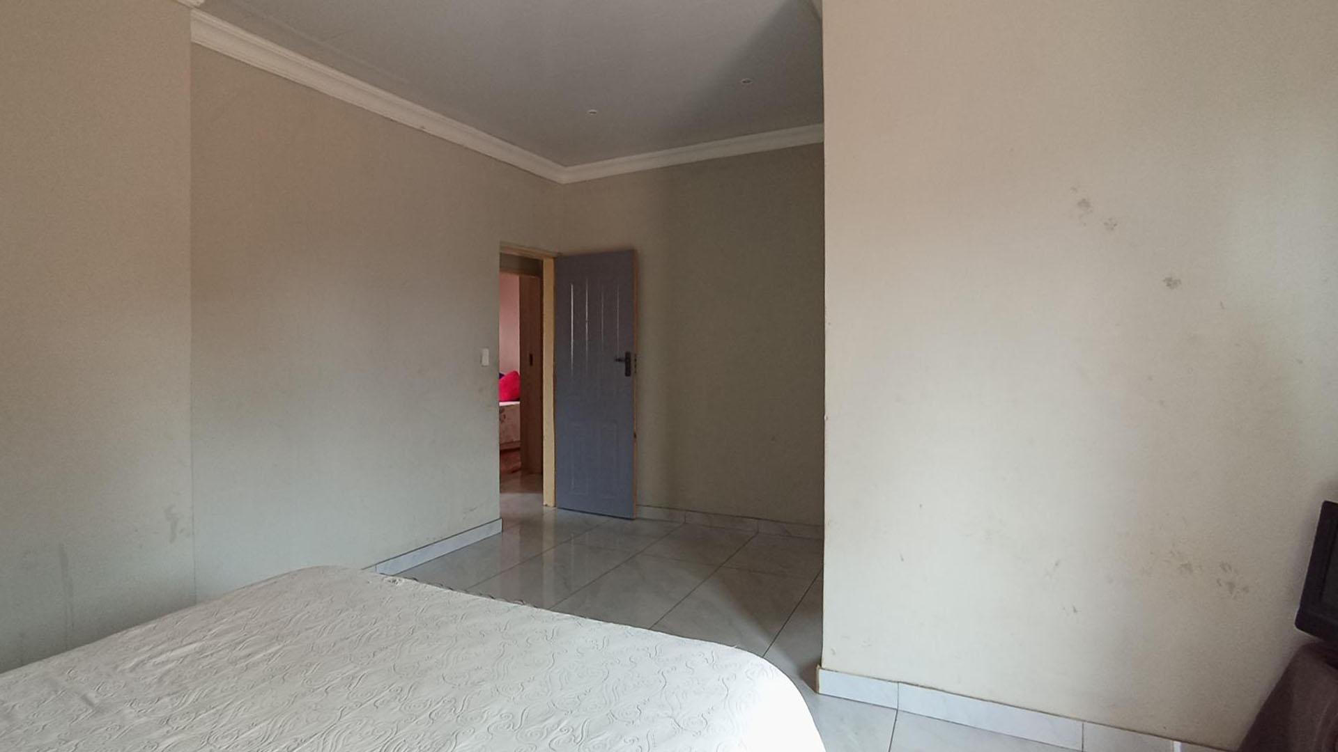 Main Bedroom - 22 square meters of property in Soshanguve