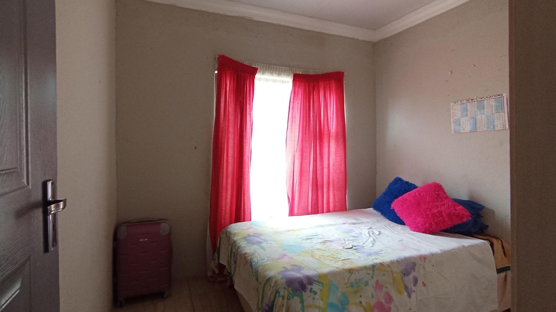 Bed Room 1 - 8 square meters of property in Soshanguve