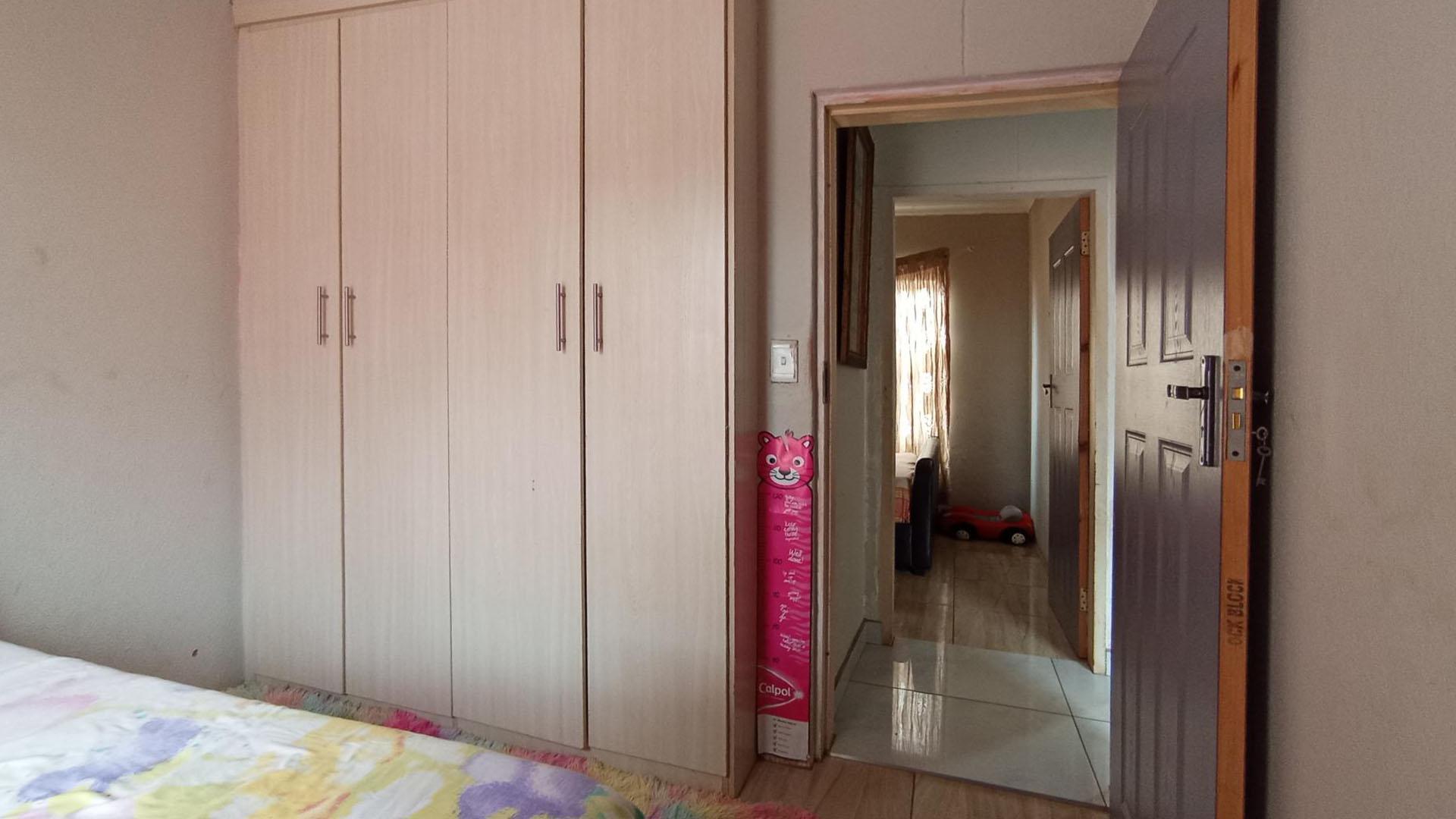 Bed Room 1 - 8 square meters of property in Soshanguve