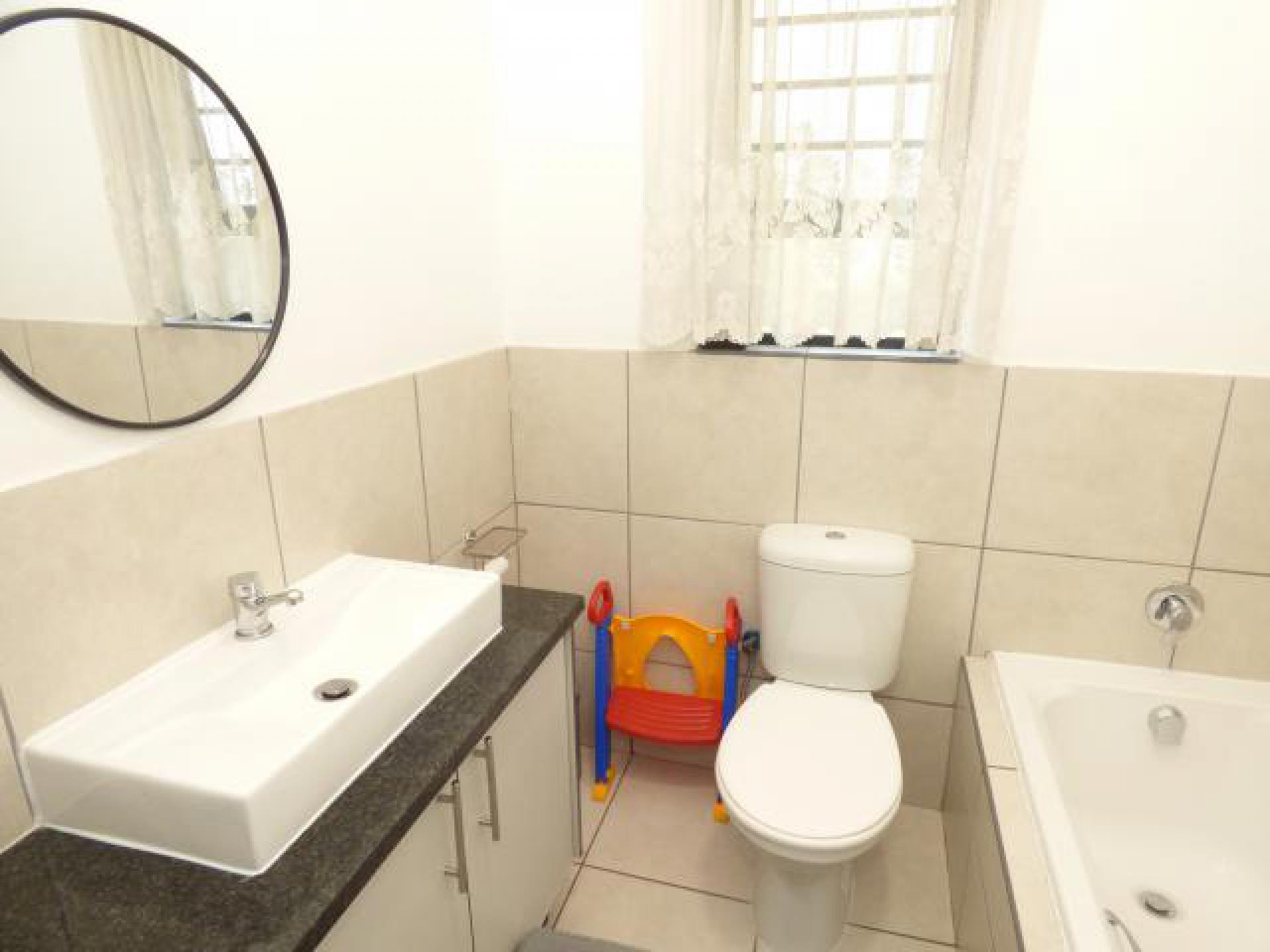 Main Bathroom - 4 square meters of property in Ravenswood