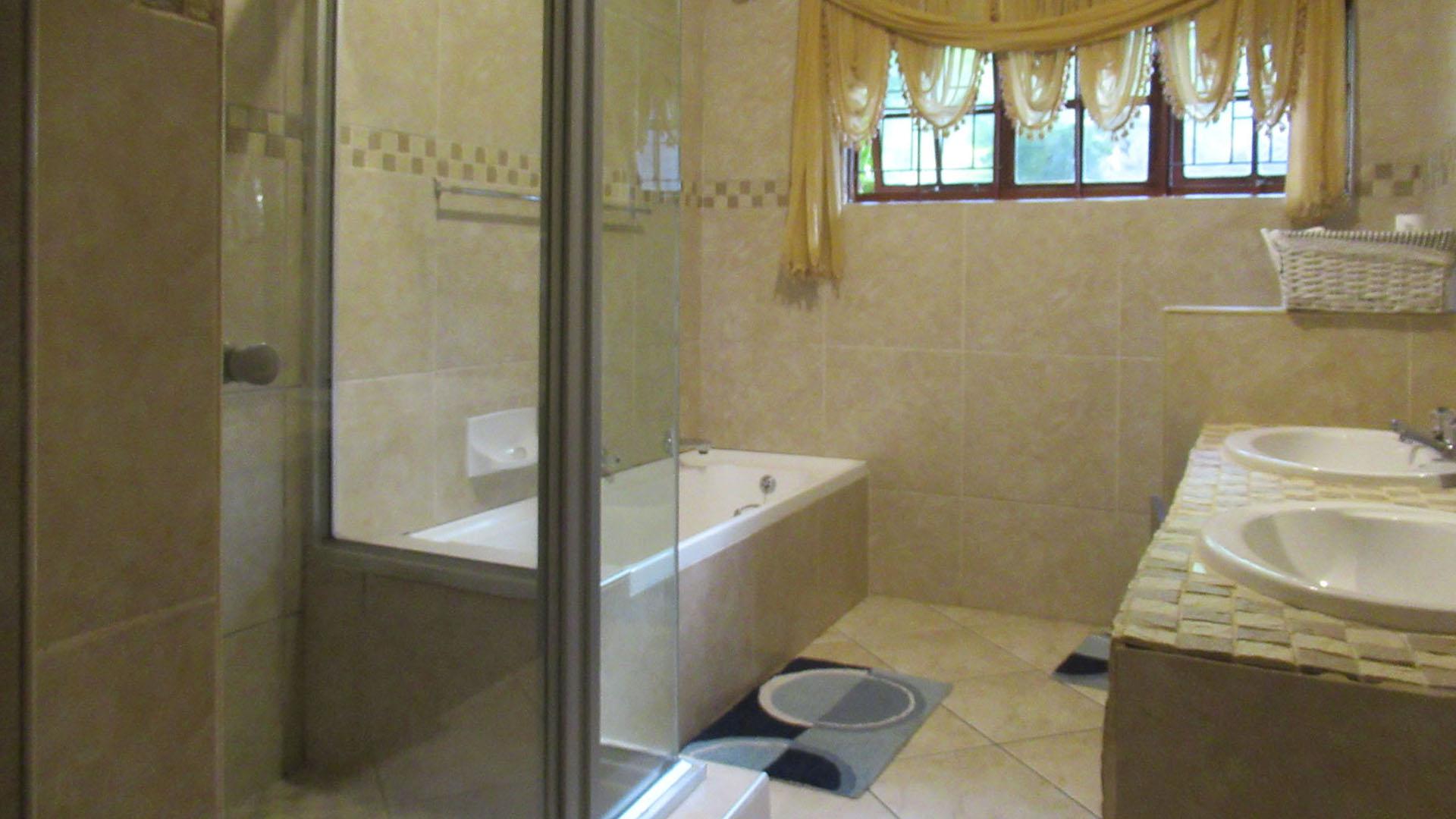 Bathroom 1 - 9 square meters of property in Randpark Ridge