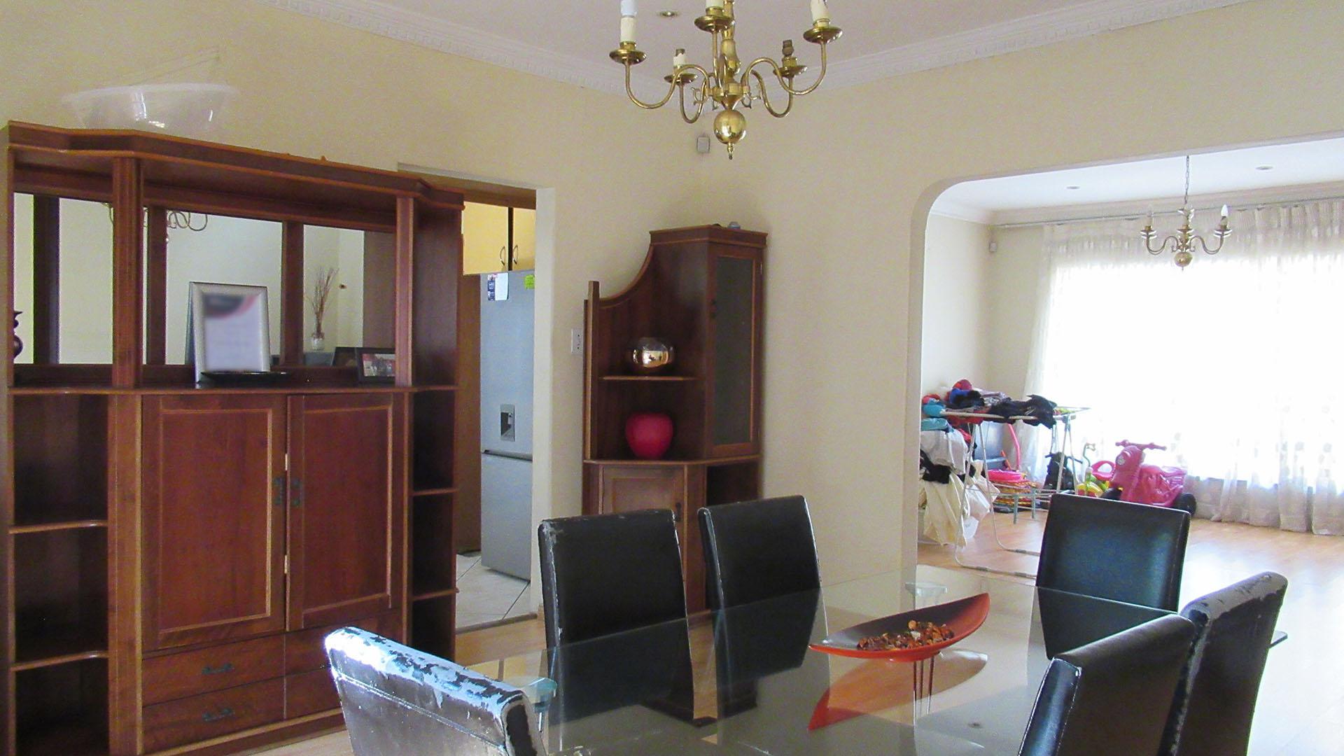 Dining Room - 18 square meters of property in Randpark Ridge