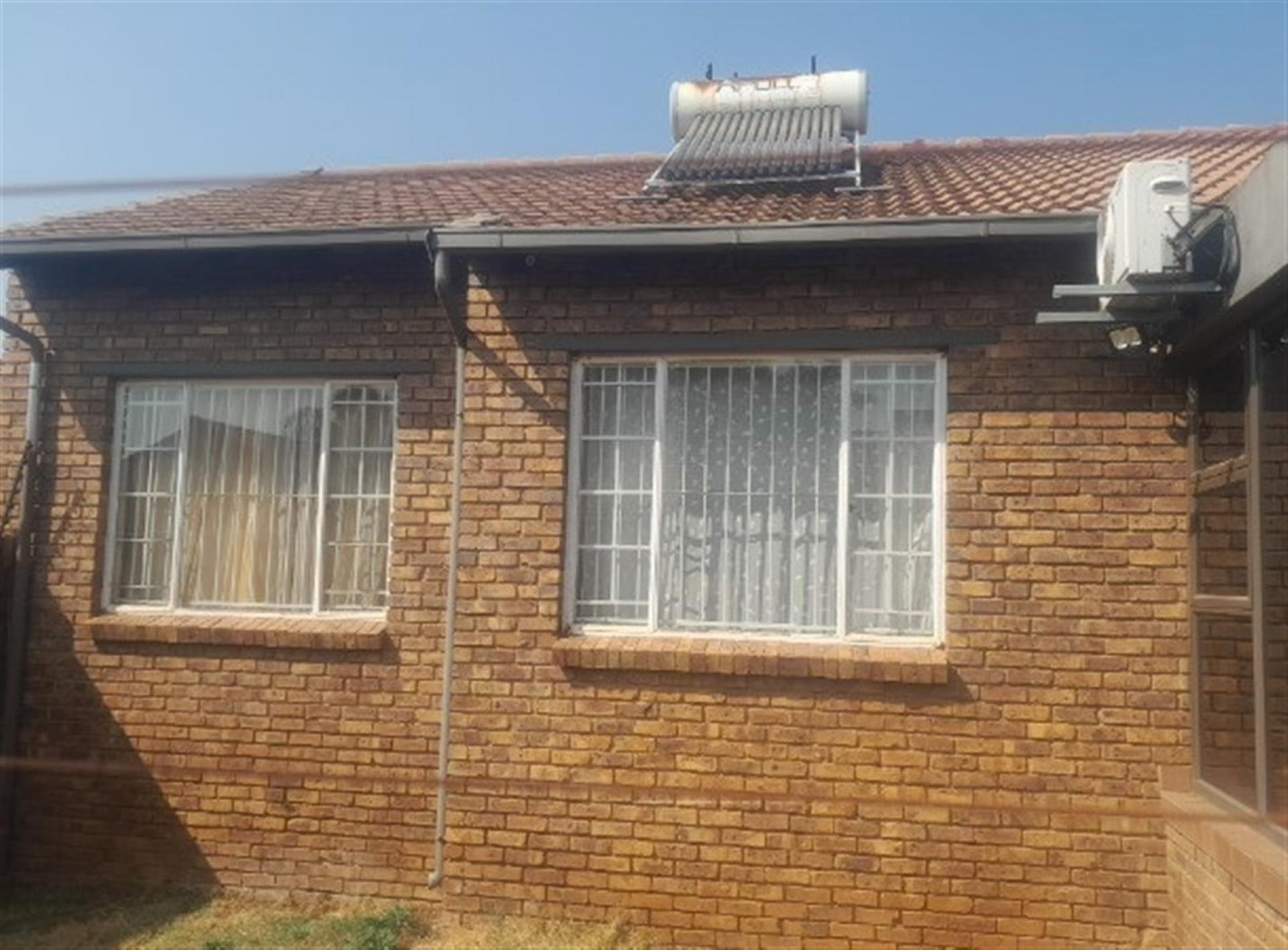 Front View of property in Eldoraigne