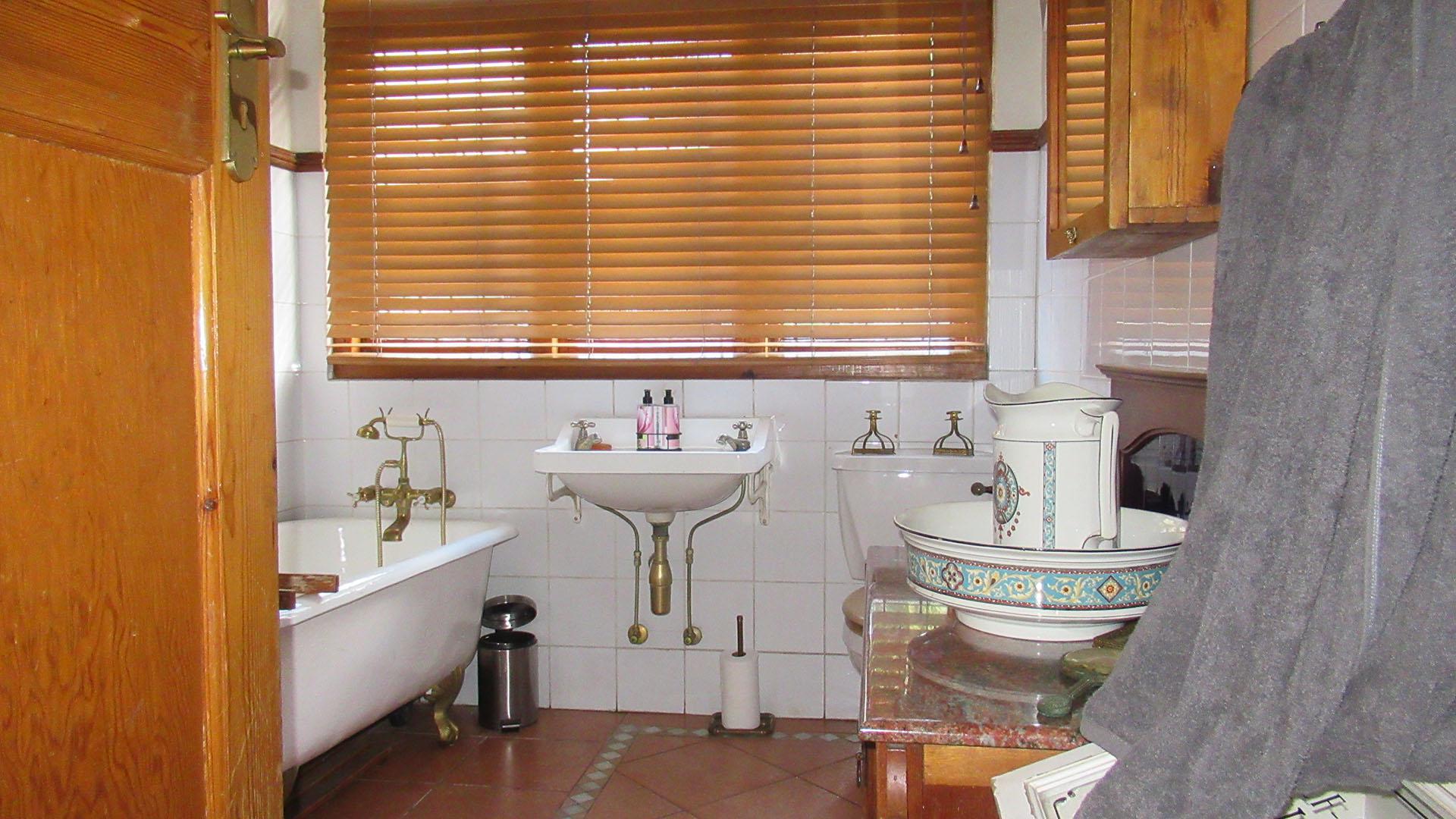 Bathroom 1 - 7 square meters of property in Kensington - JHB