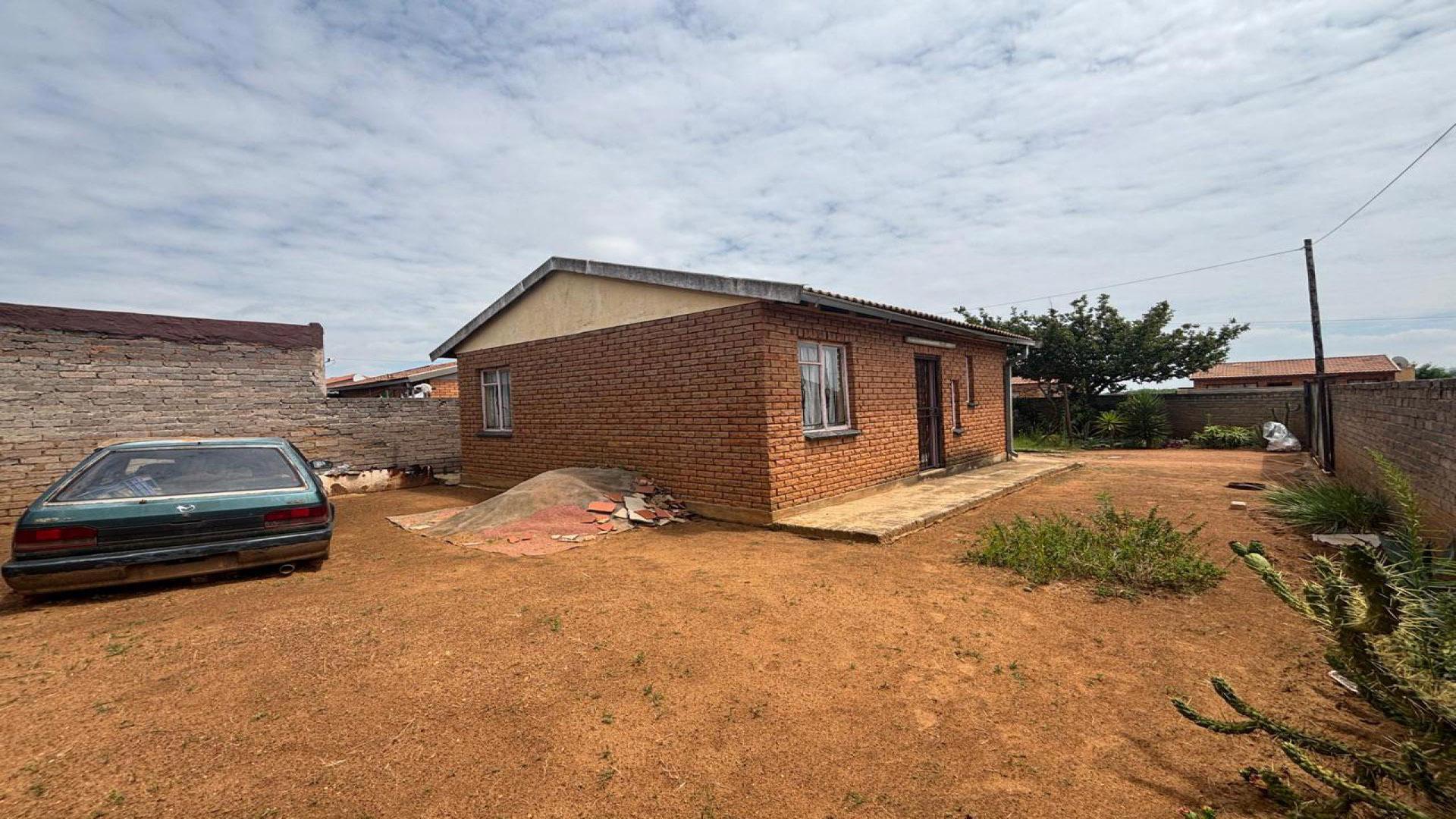 Backyard of property in Toekomsrus