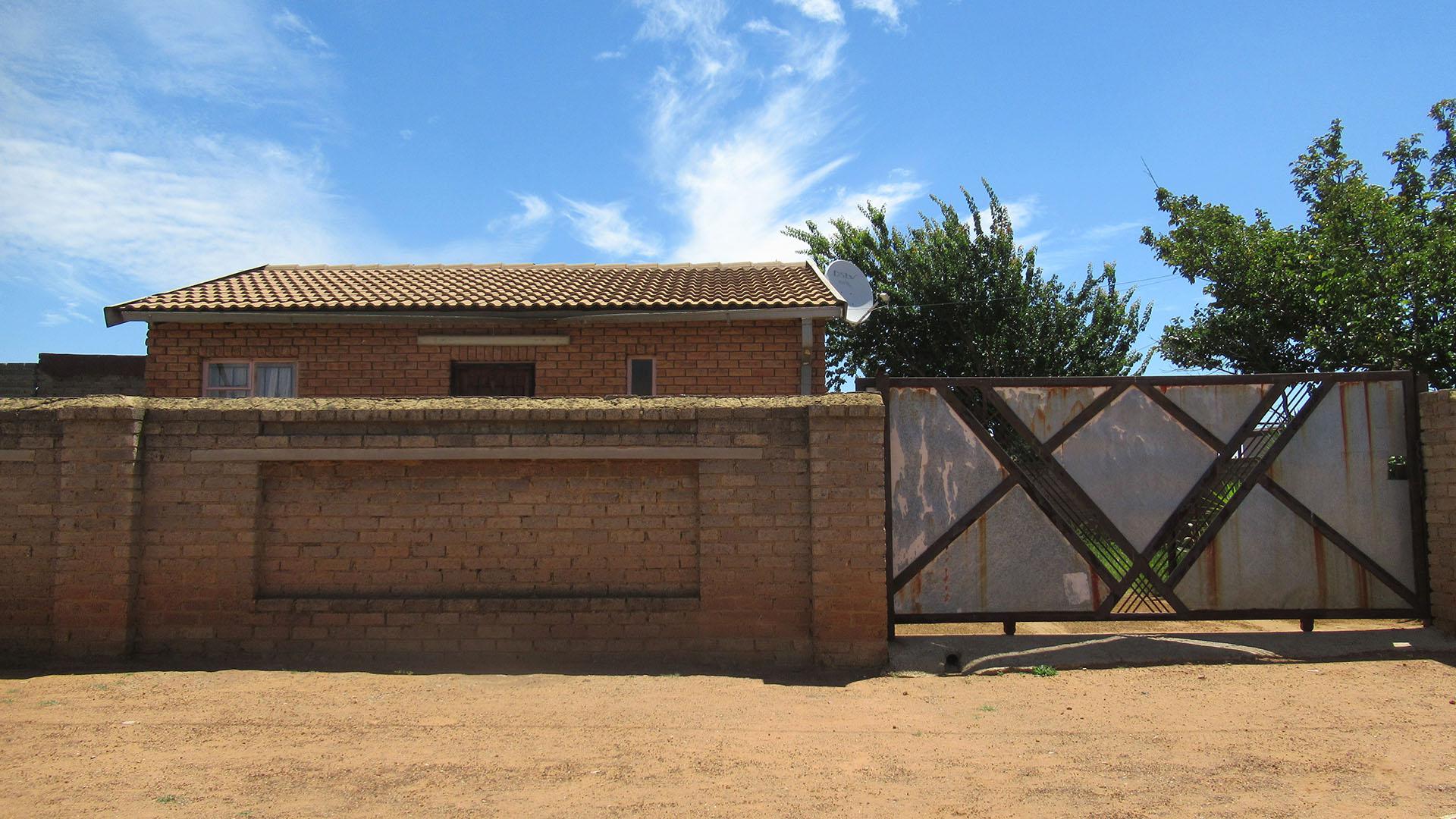 Front View of property in Toekomsrus