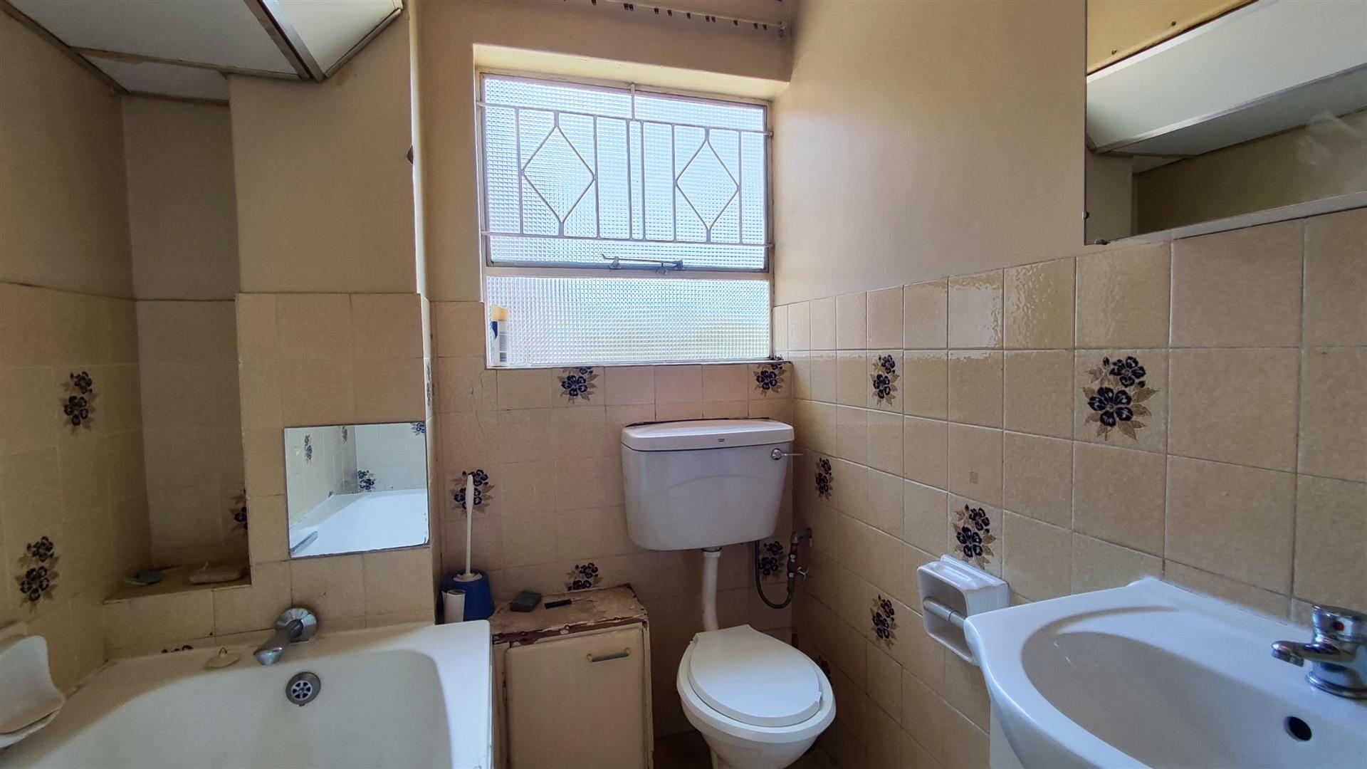 Bathroom 1 - 6 square meters of property in Croydon