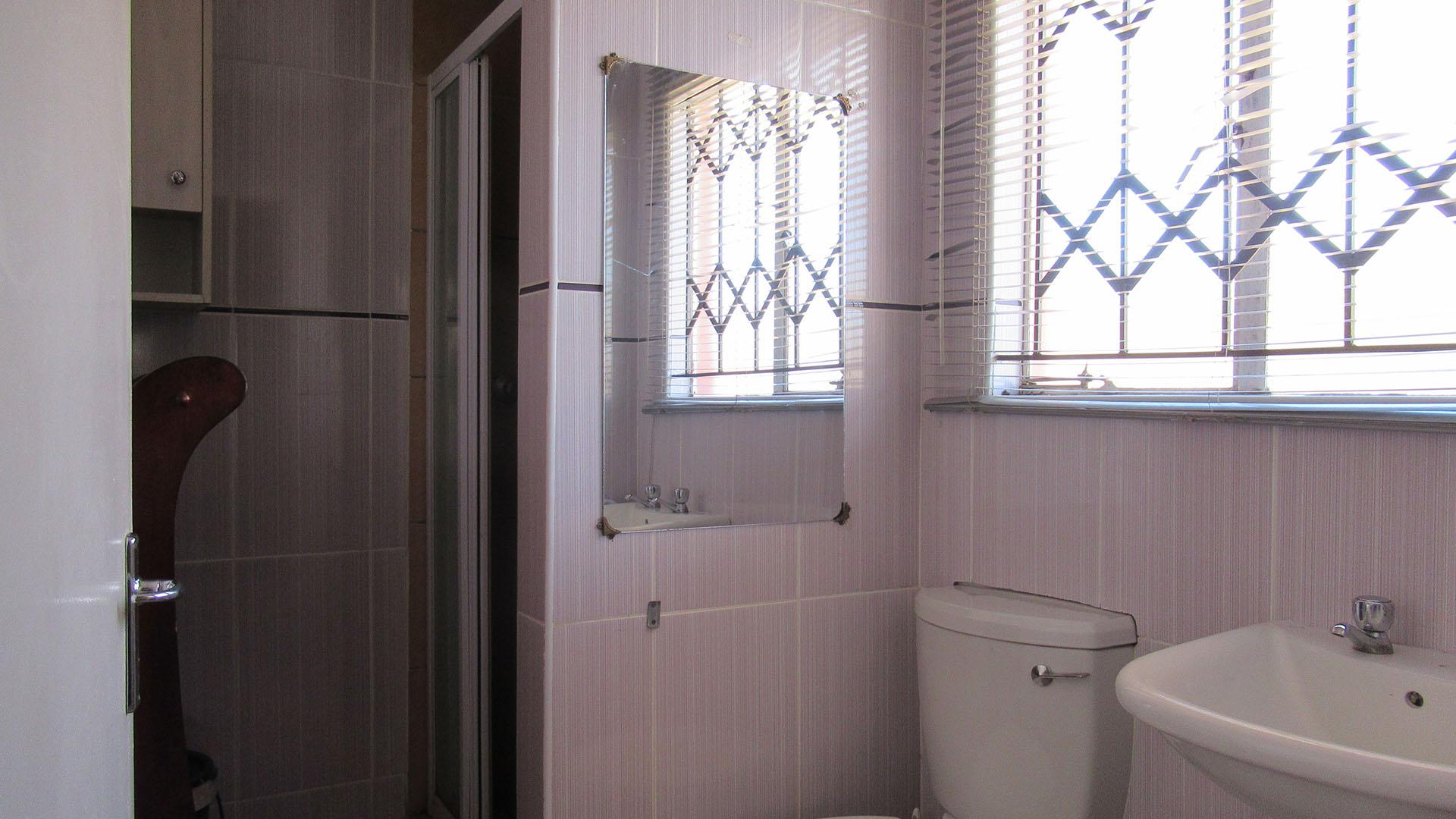 Main Bathroom - 4 square meters of property in Alveda
