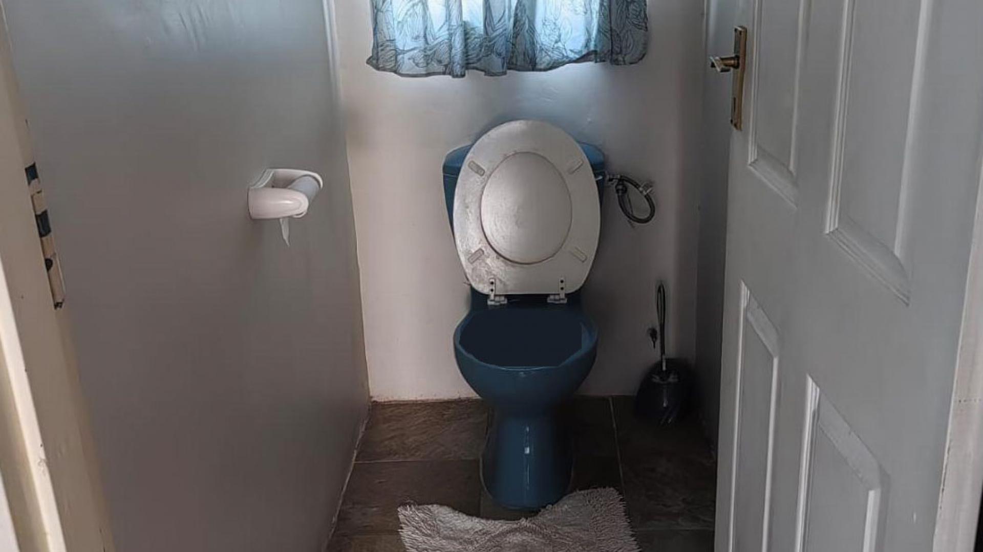 Bathroom 2 of property in Ceres