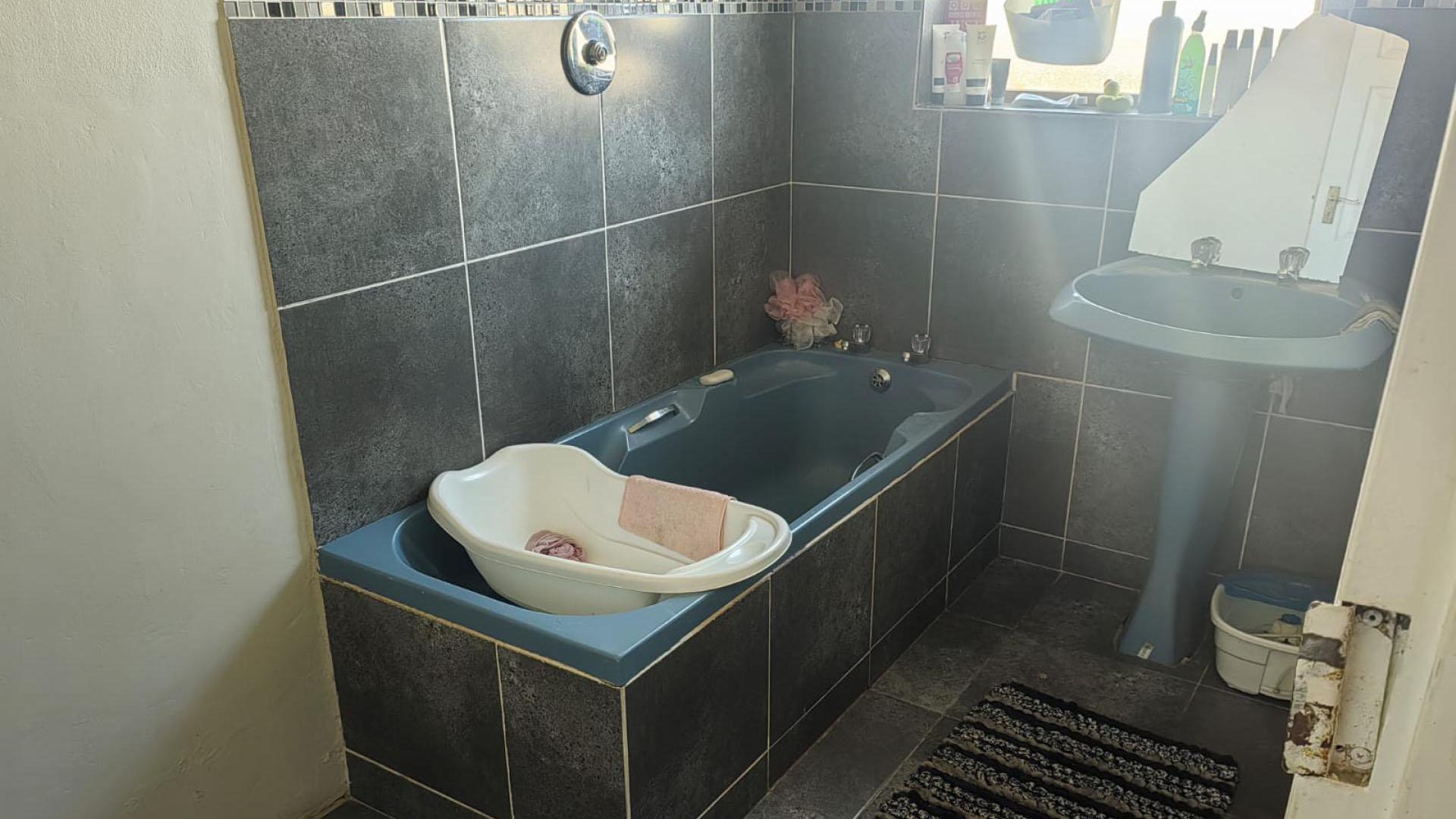 Bathroom 2 of property in Ceres