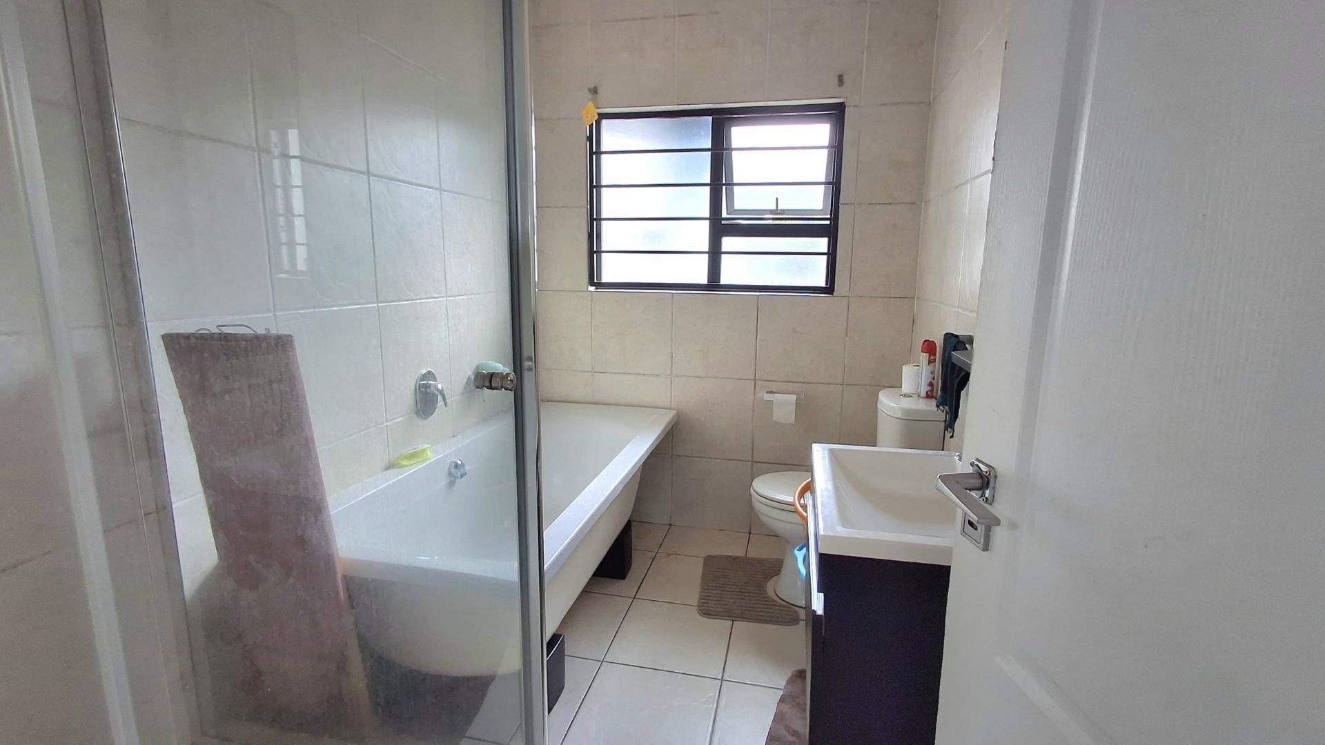 Bathroom 1 - 7 square meters of property in Oakdene