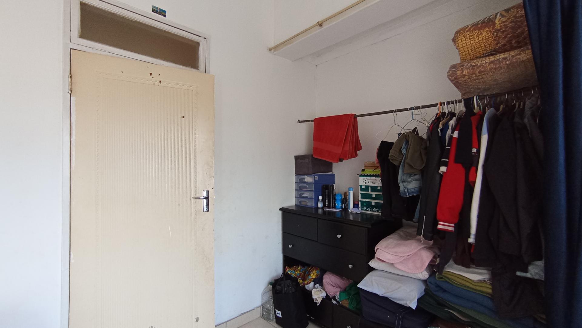 Bed Room 5+ of property in Bezuidenhout Valley