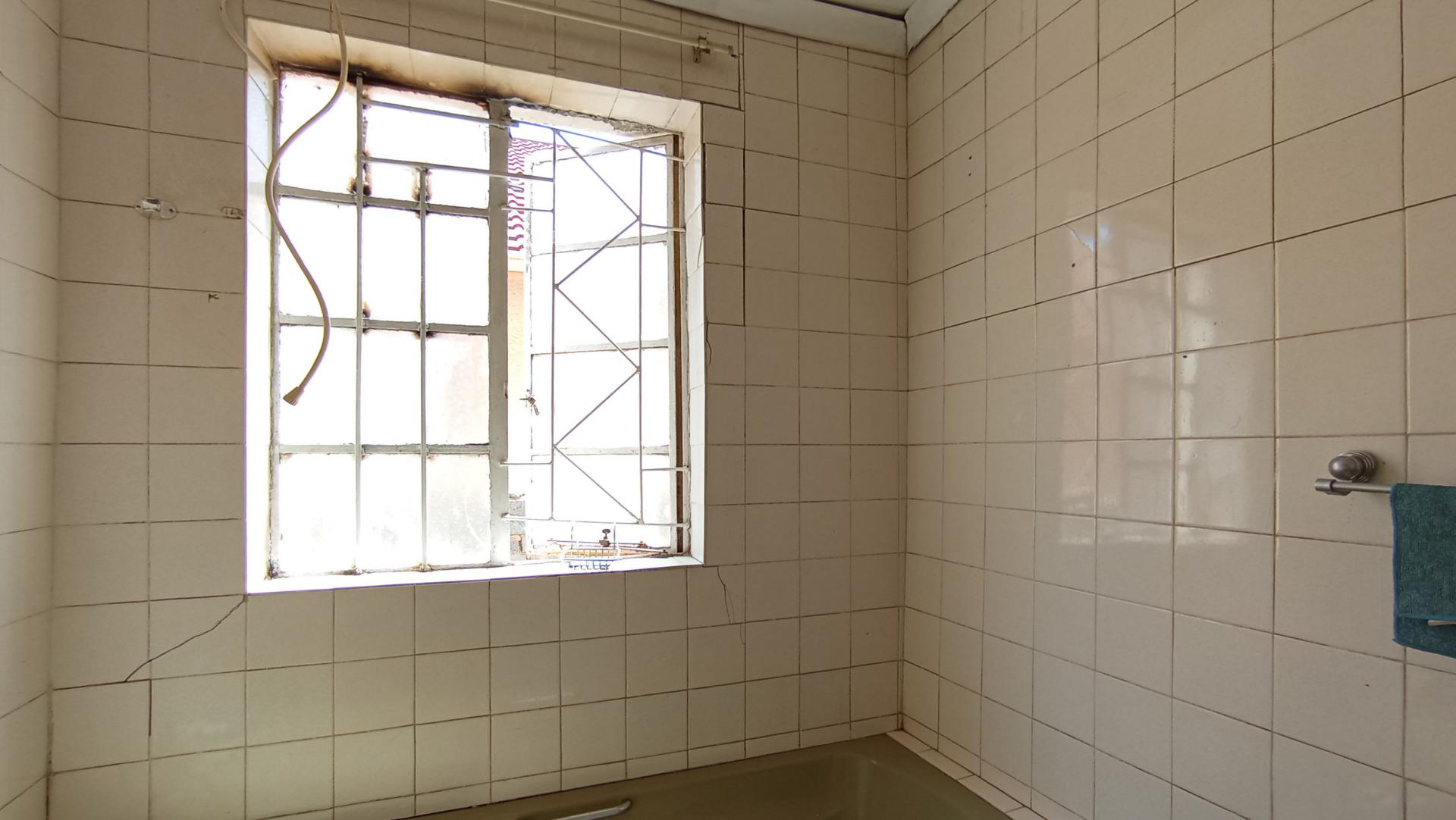 Bathroom 1 - 19 square meters of property in Bezuidenhout Valley