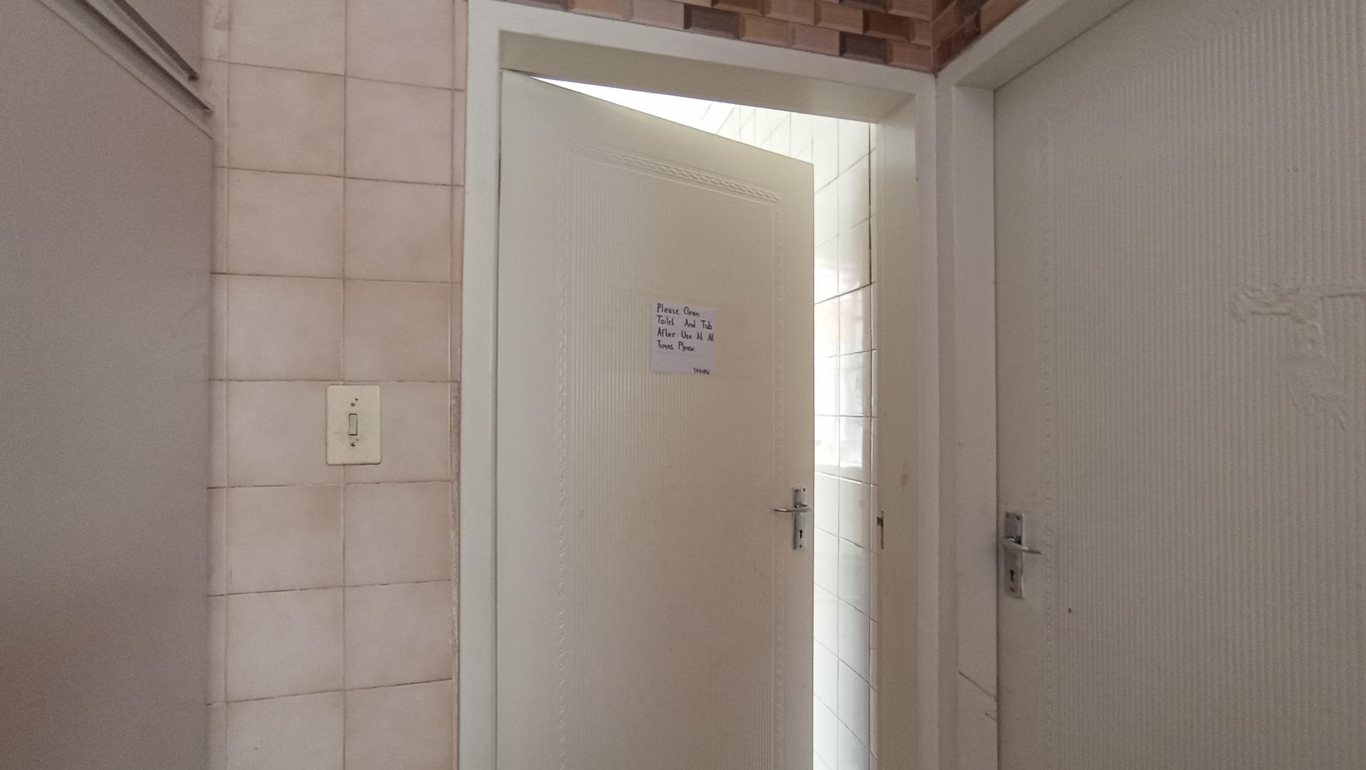 Bathroom 1 - 19 square meters of property in Bezuidenhout Valley