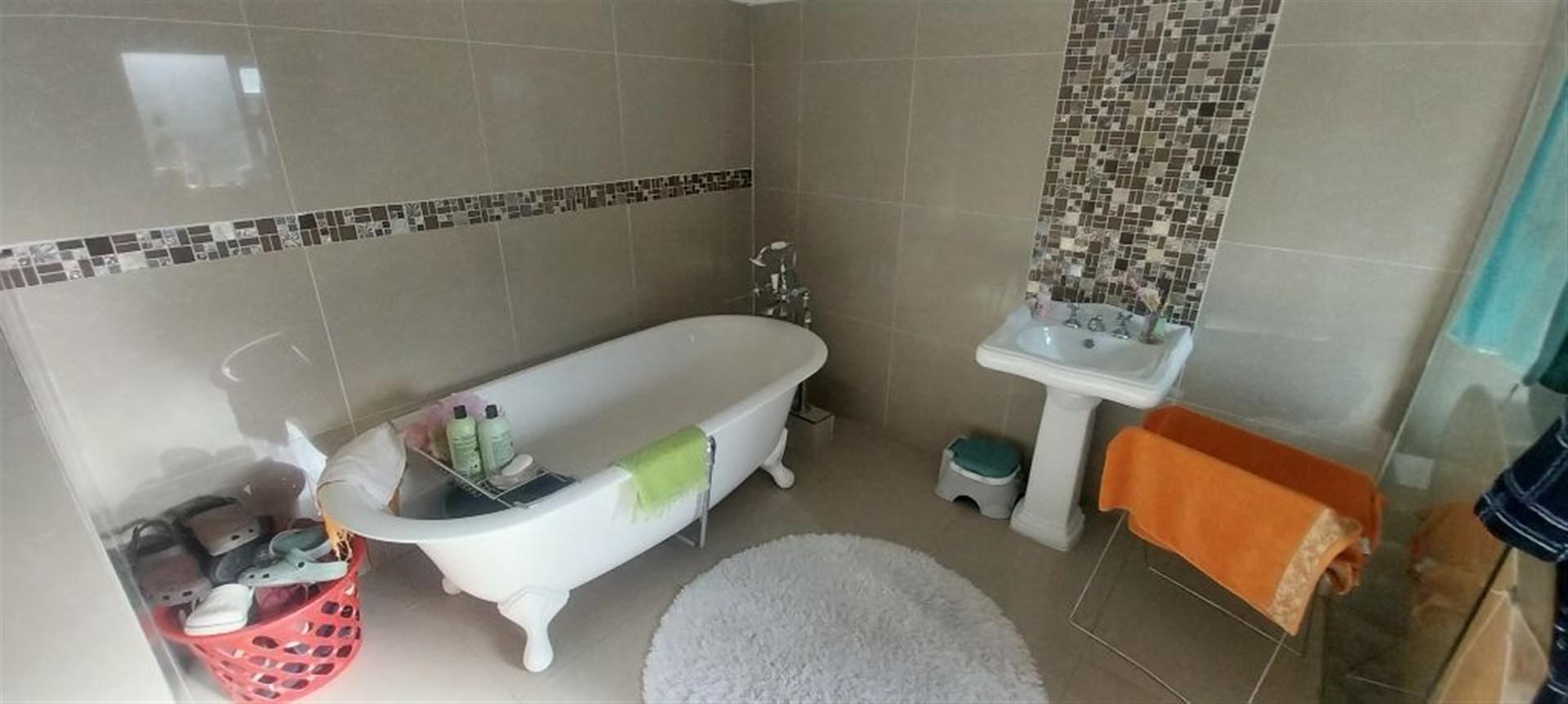 Main Bathroom of property in Belhar