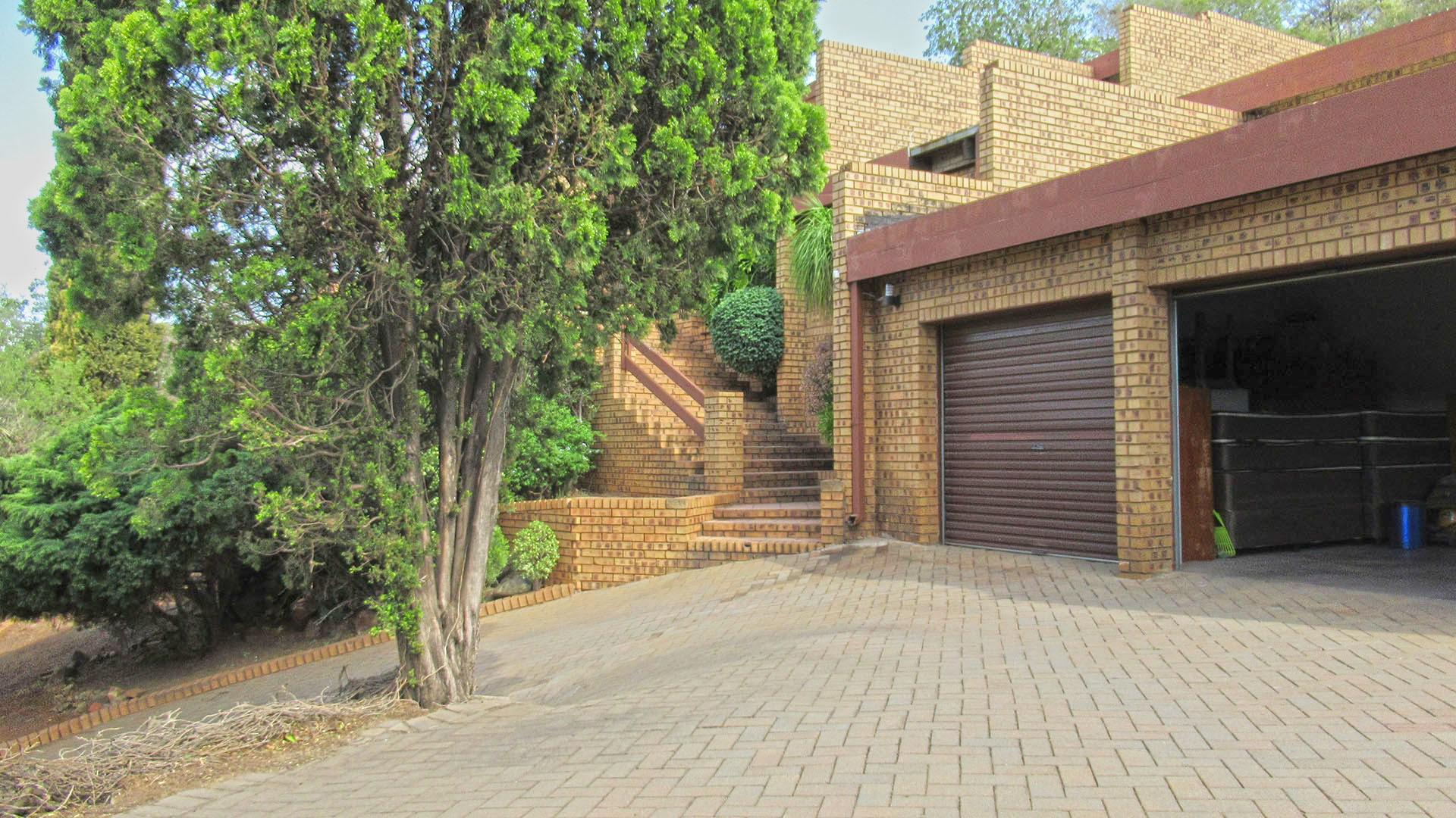 Garage of property in Glenvista