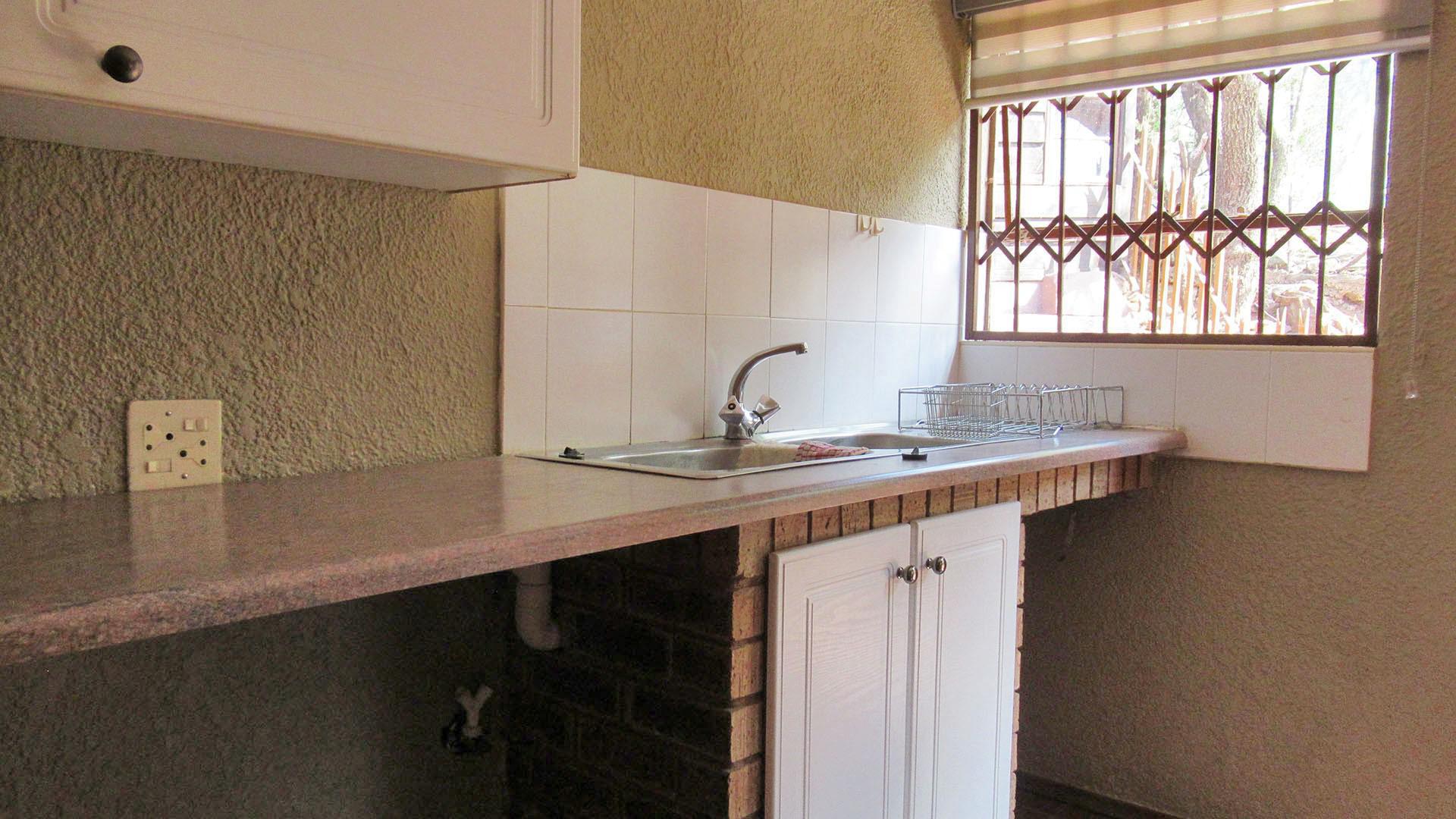 Kitchen - 15 square meters of property in Glenvista