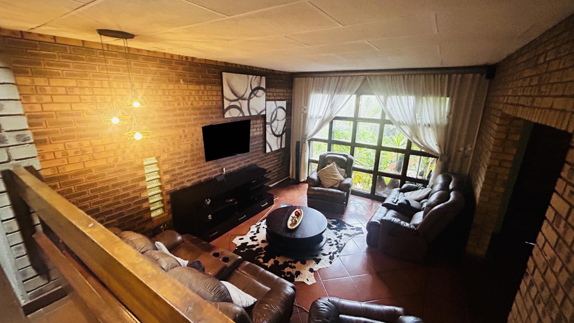 Lounges - 27 square meters of property in Glenvista