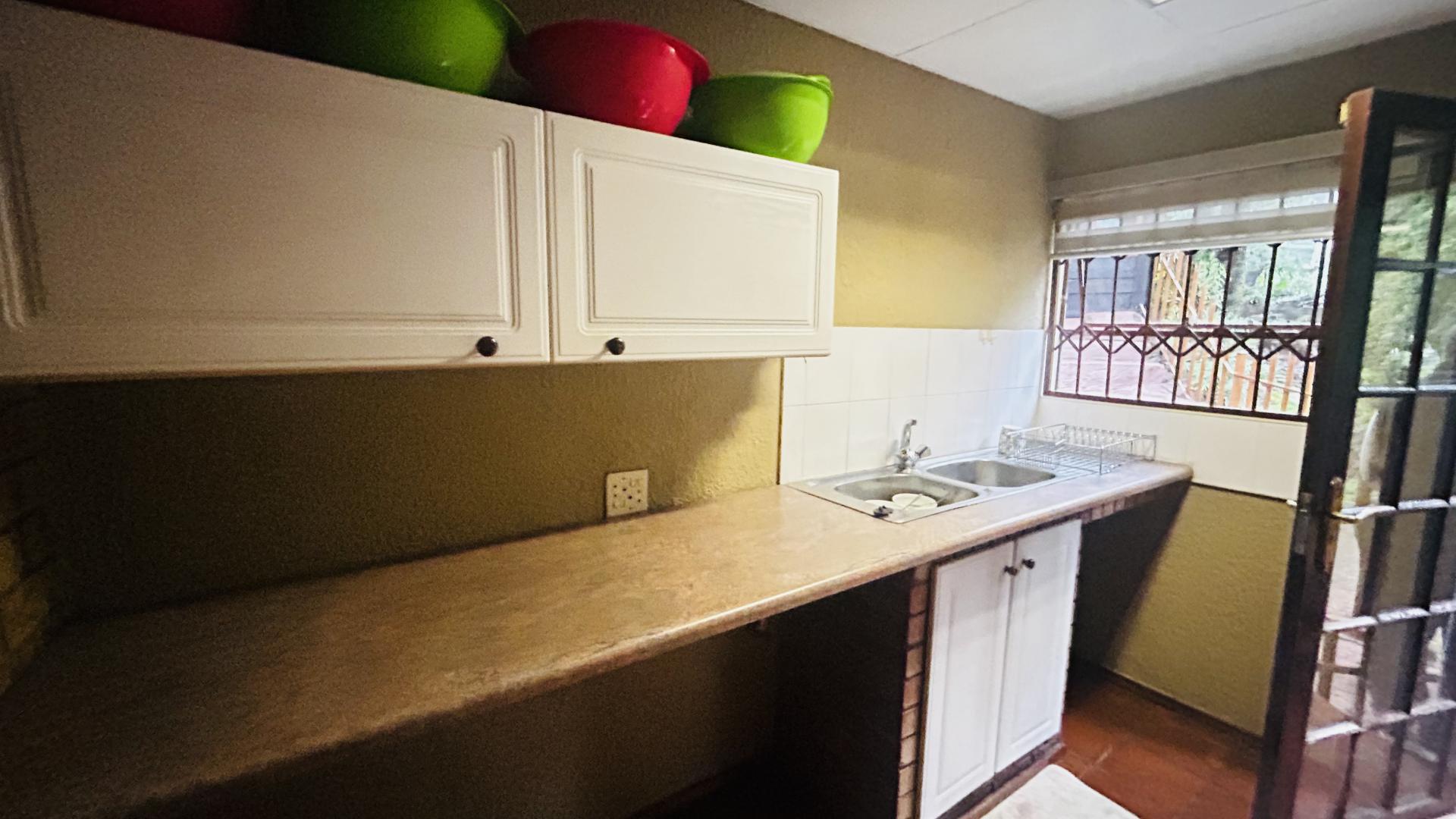 Kitchen - 15 square meters of property in Glenvista