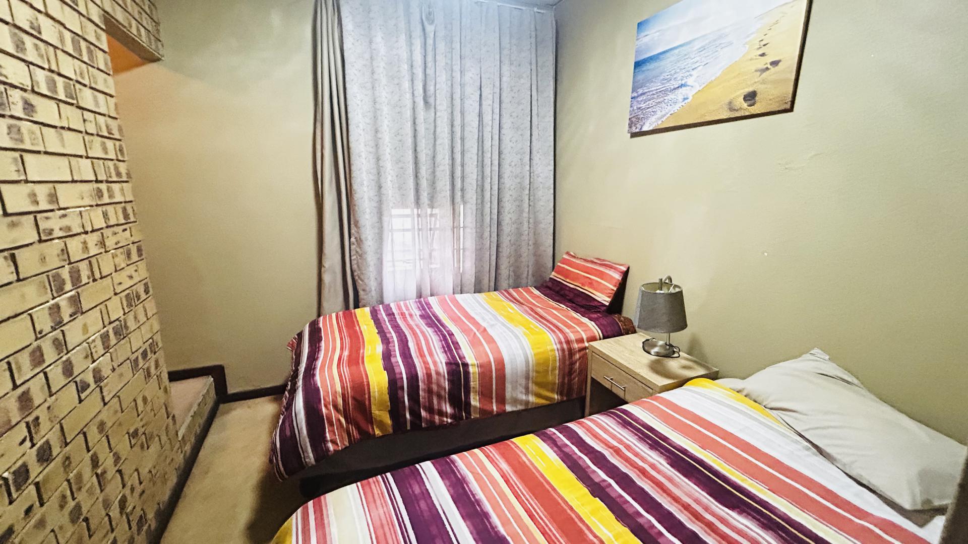 Bed Room 5+ of property in Glenvista