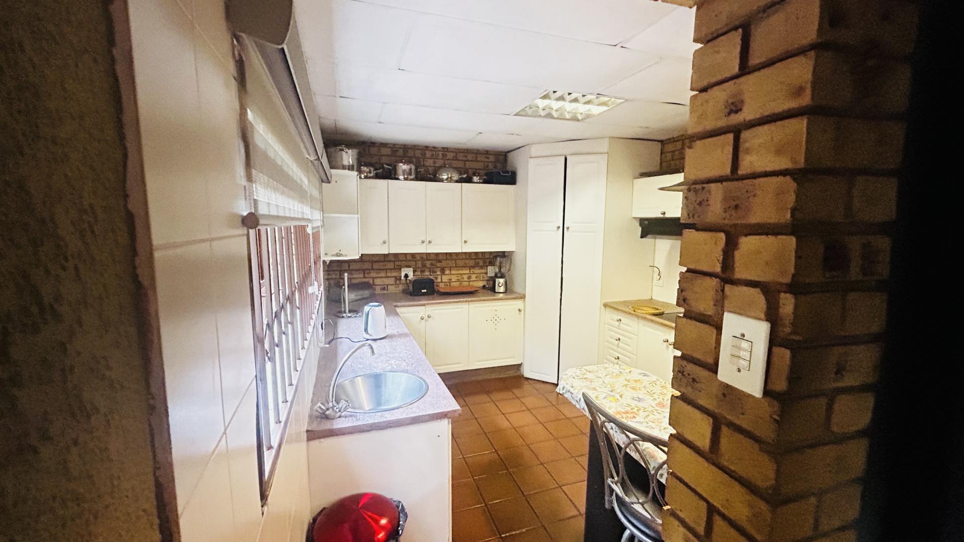 Kitchen - 15 square meters of property in Glenvista
