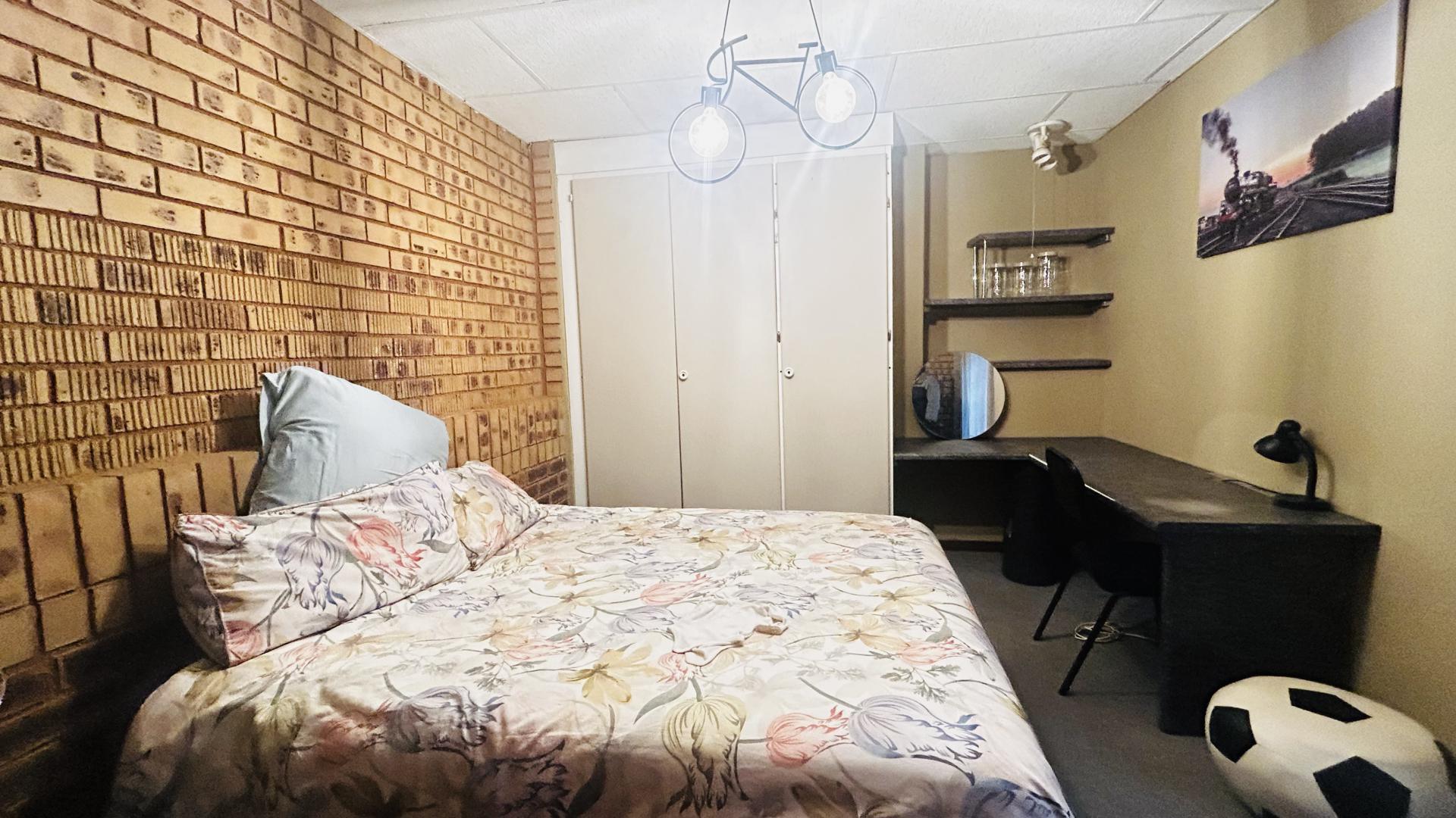 Bed Room 5+ of property in Glenvista