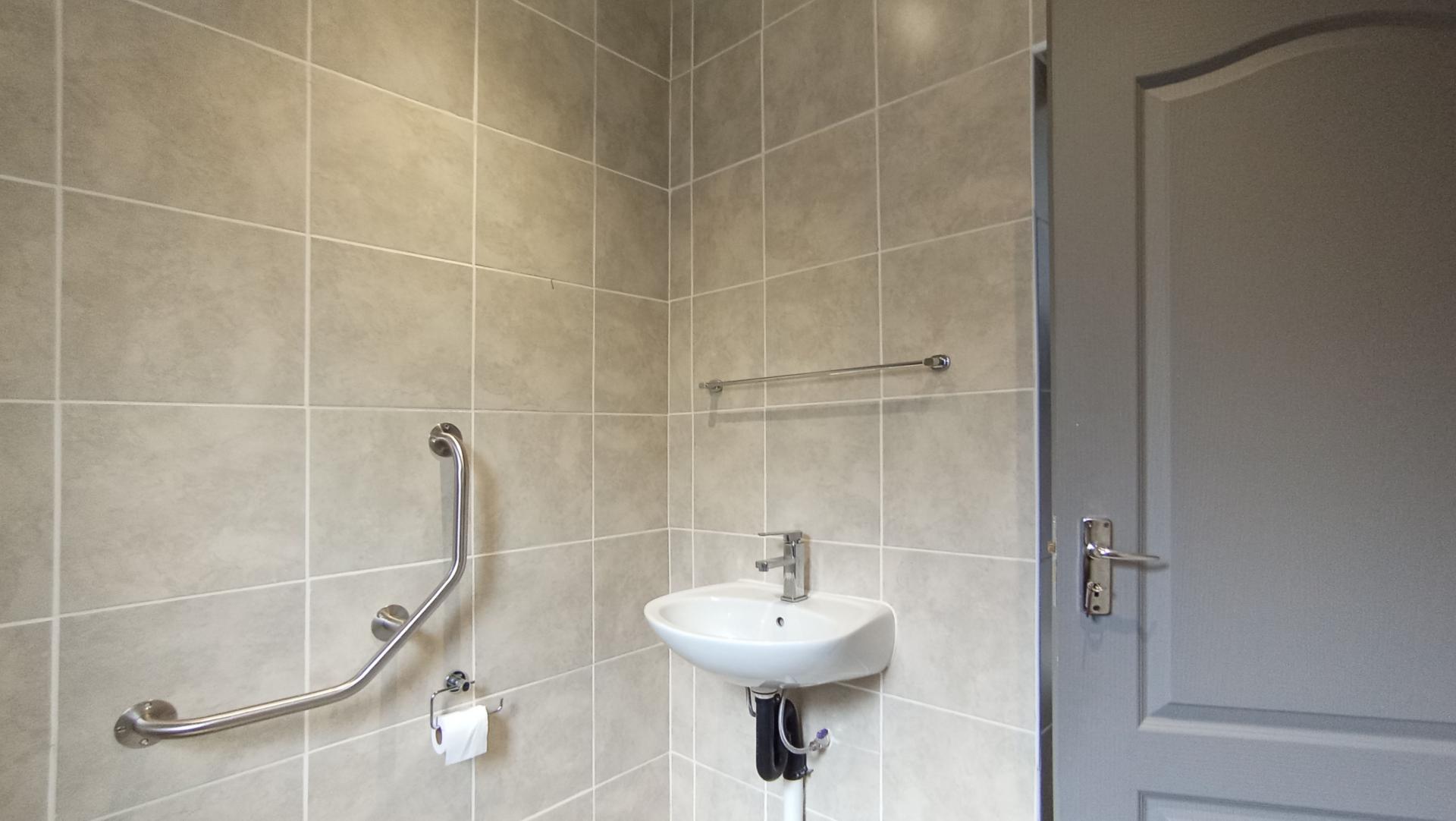 Bathroom 1 - 4 square meters of property in Florida Park