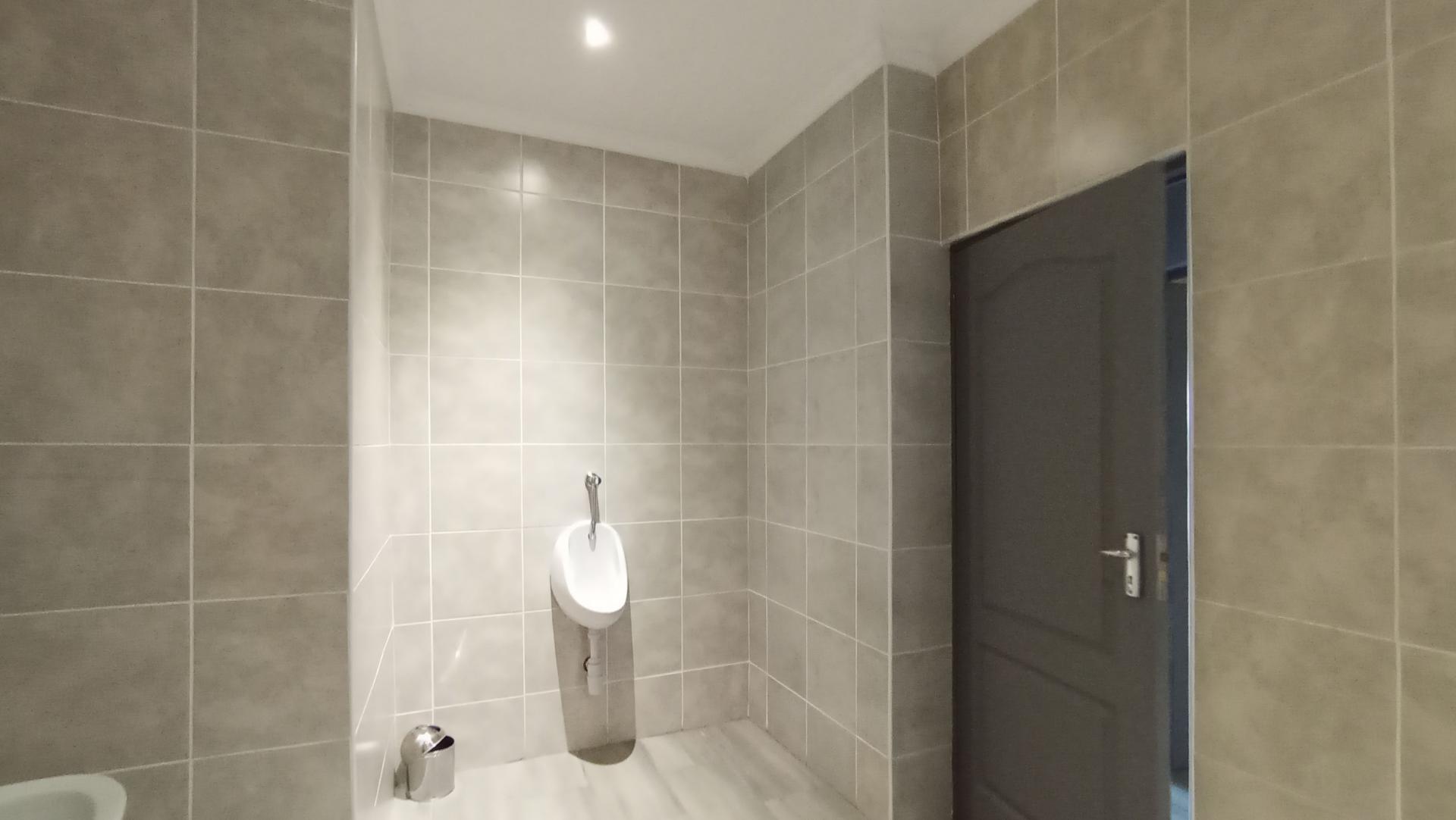 Bathroom 2 - 17 square meters of property in Florida Park