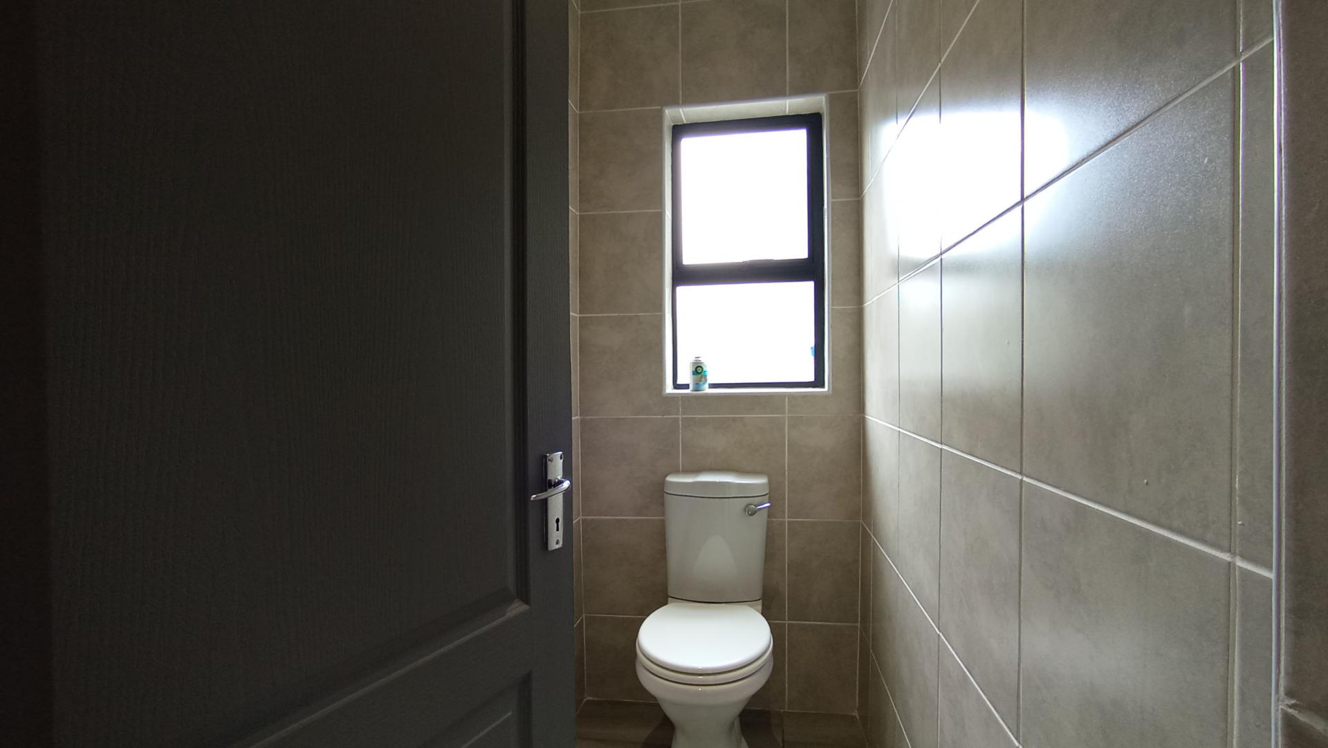 Bathroom 2 - 17 square meters of property in Florida Park