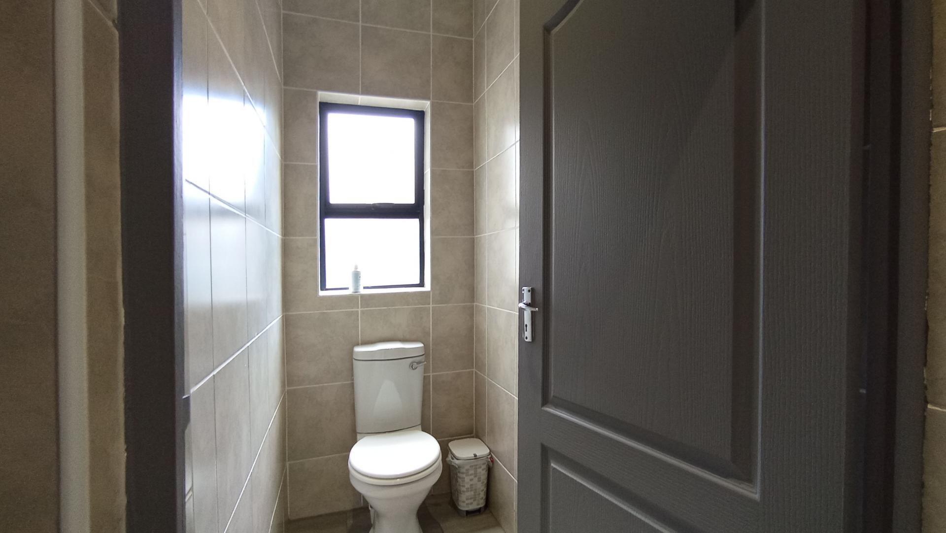 Bathroom 3+ - 47 square meters of property in Florida Park