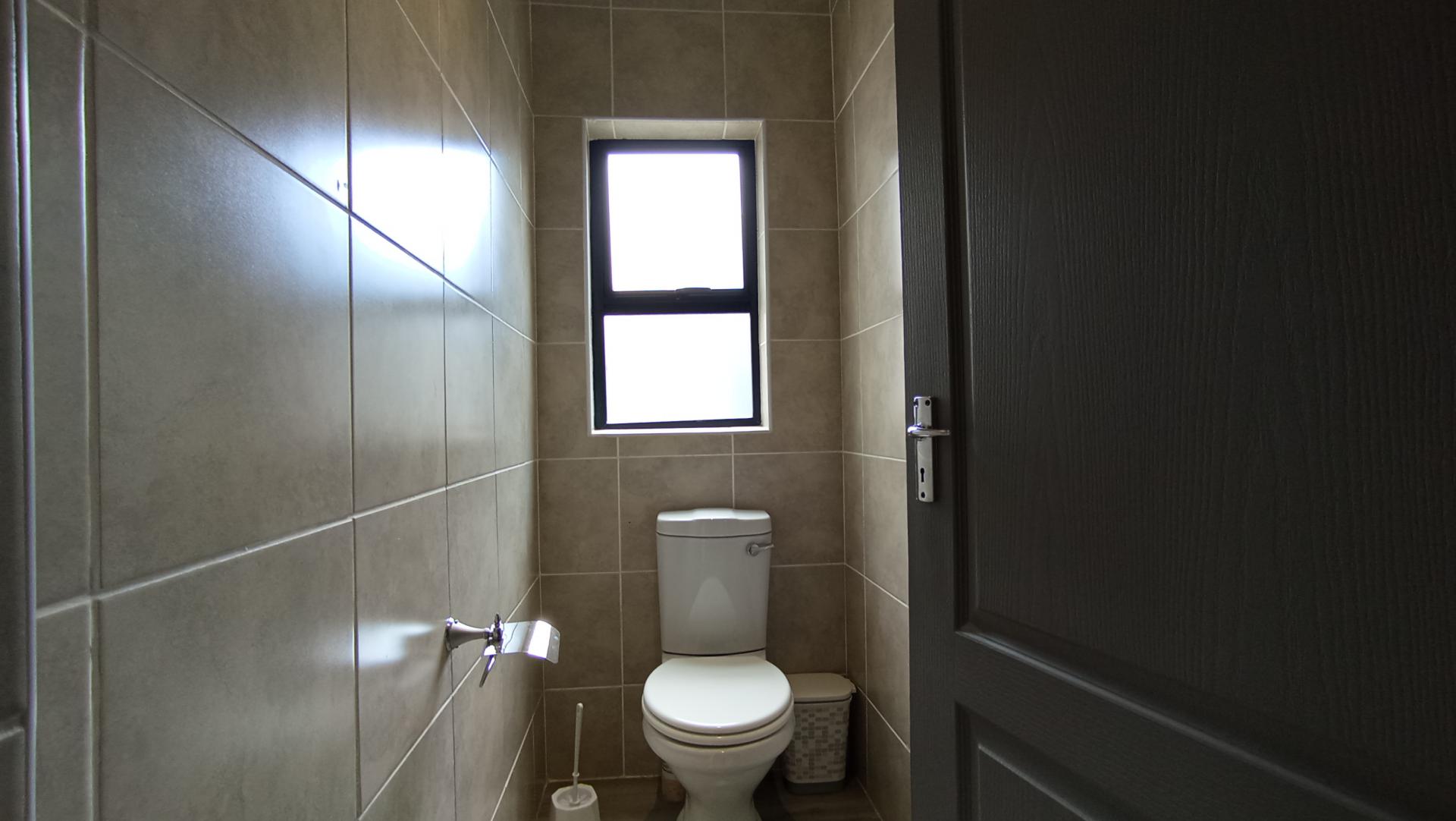 Bathroom 3+ - 47 square meters of property in Florida Park