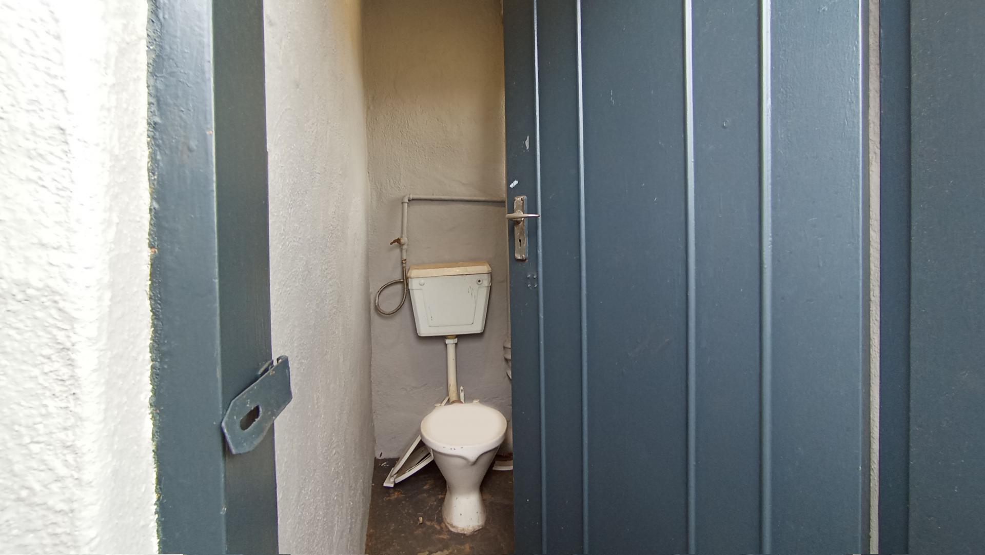 Staff Bathroom - 2 square meters of property in Florida Park