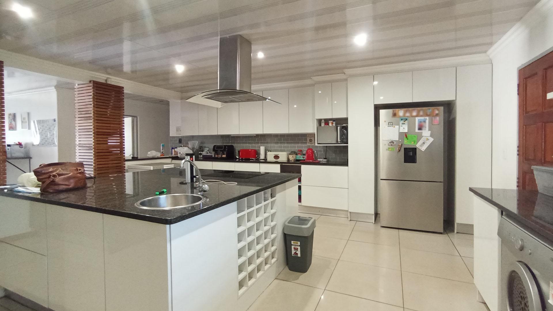 Kitchen - 34 square meters of property in Rietfontein