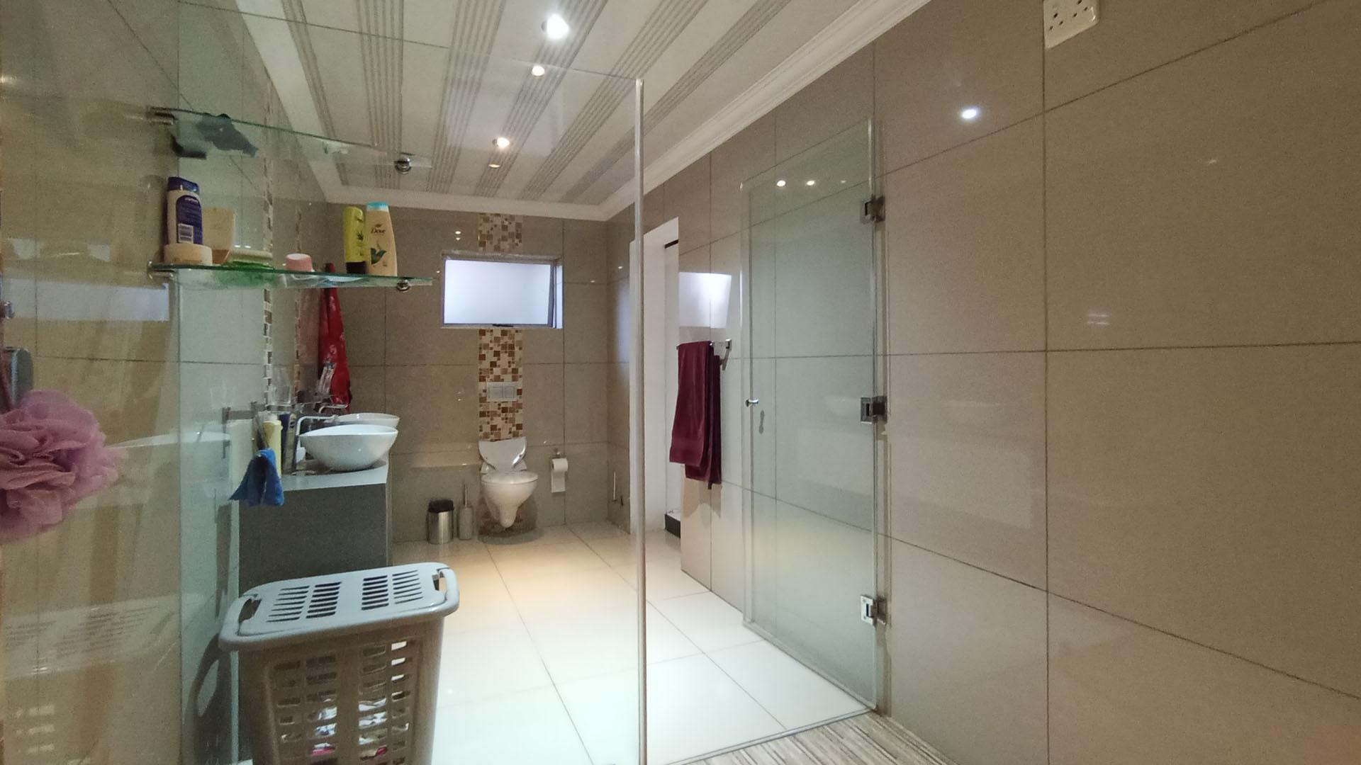 Main Bathroom - 16 square meters of property in Rietfontein